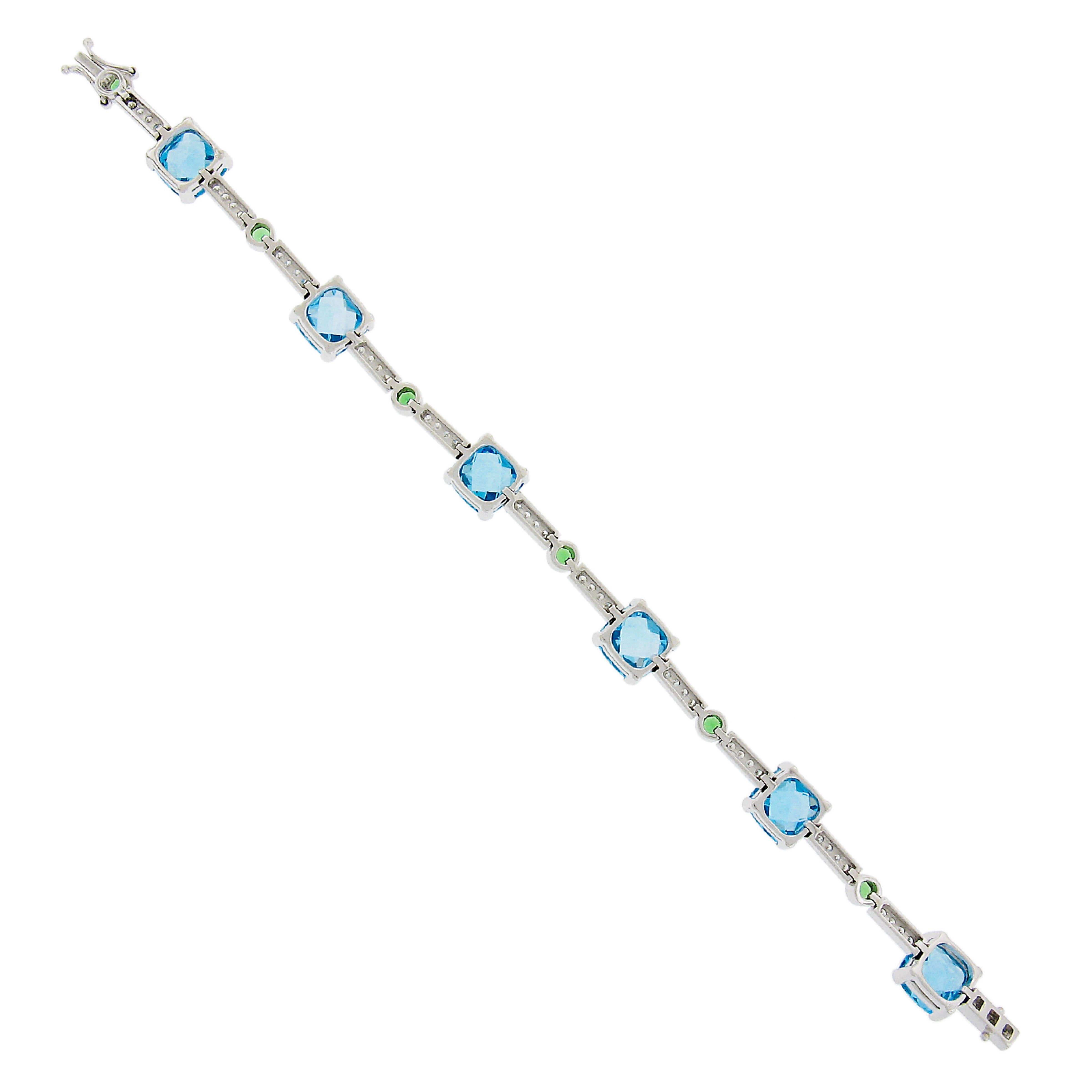 Bracelet vibrant en or blanc 18 carats avec topaze bleue coussin, tsavorite et diamants en vente 3