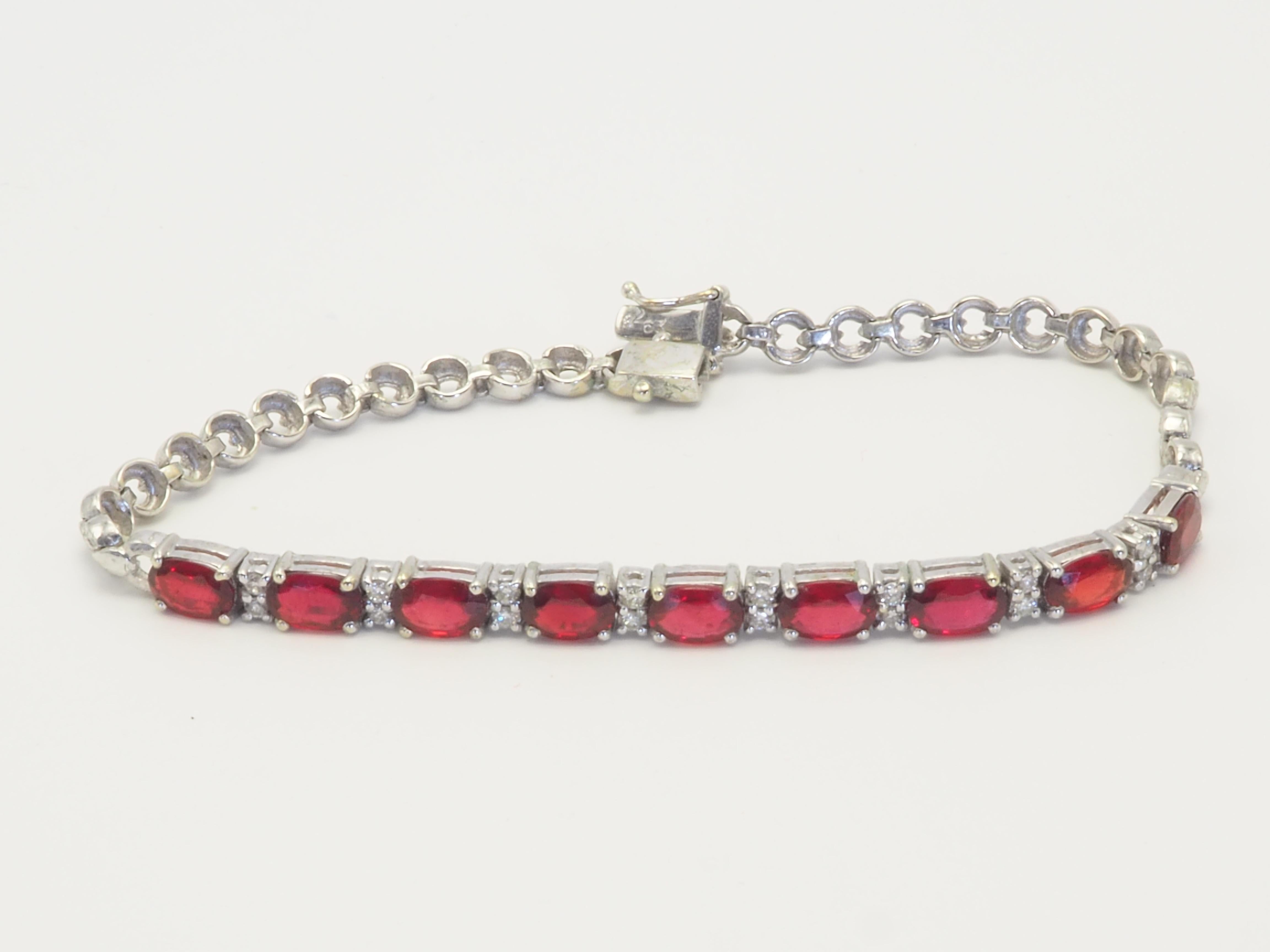 Un très beau bracelet vintage en or blanc massif 18 carats avec un total de 9 rubis rouges brillants de taille ovale pesant un total de 9,20 carats. Le bracelet comprend également de magnifiques diamants de grade VS, pour un total de 16 pièces.  Un