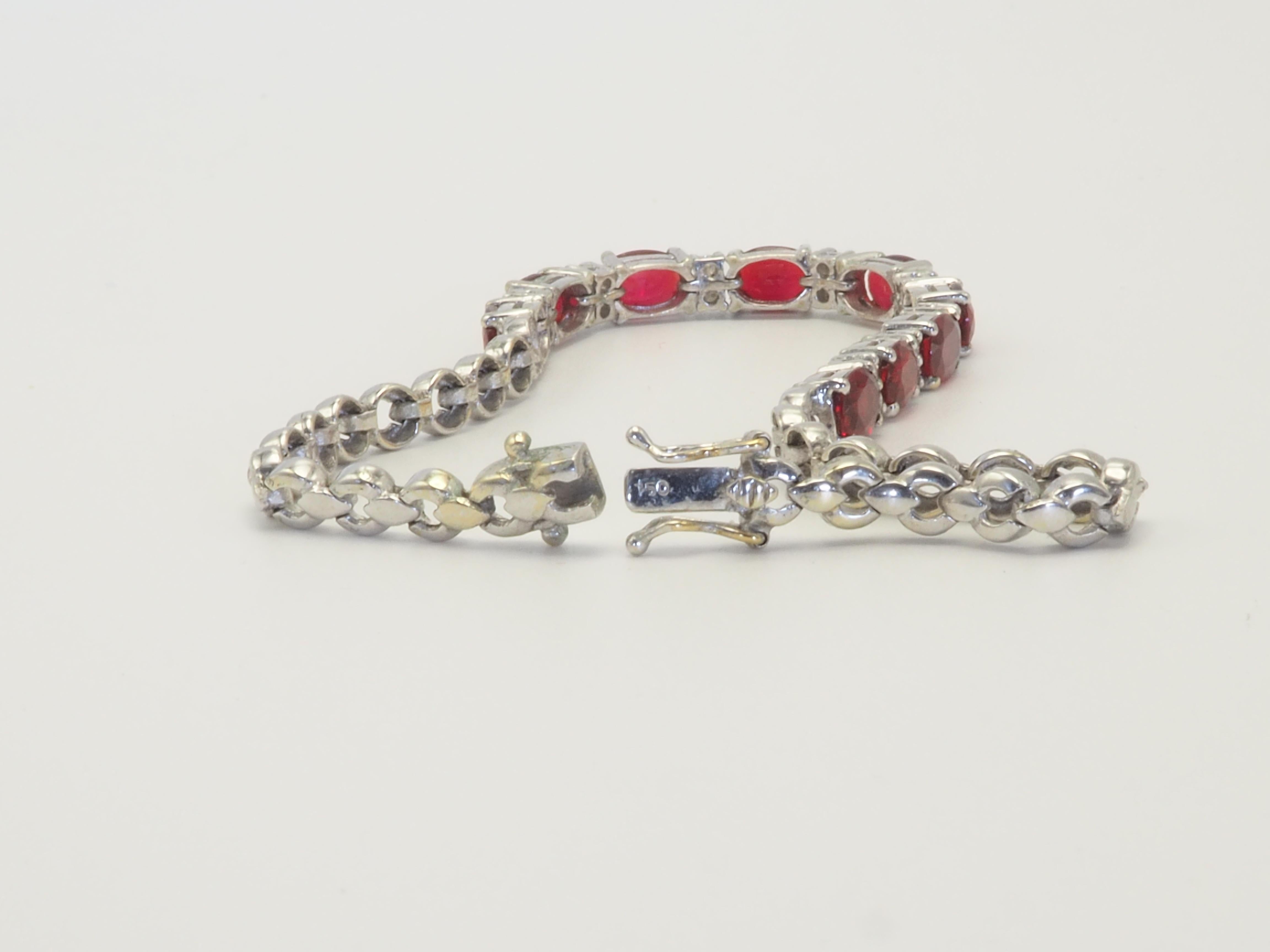 Taille ovale Bracelet vintage en or blanc 18 carats, rubis rouge vif ovale 5,10 carats et diamants 0,24 carat en vente