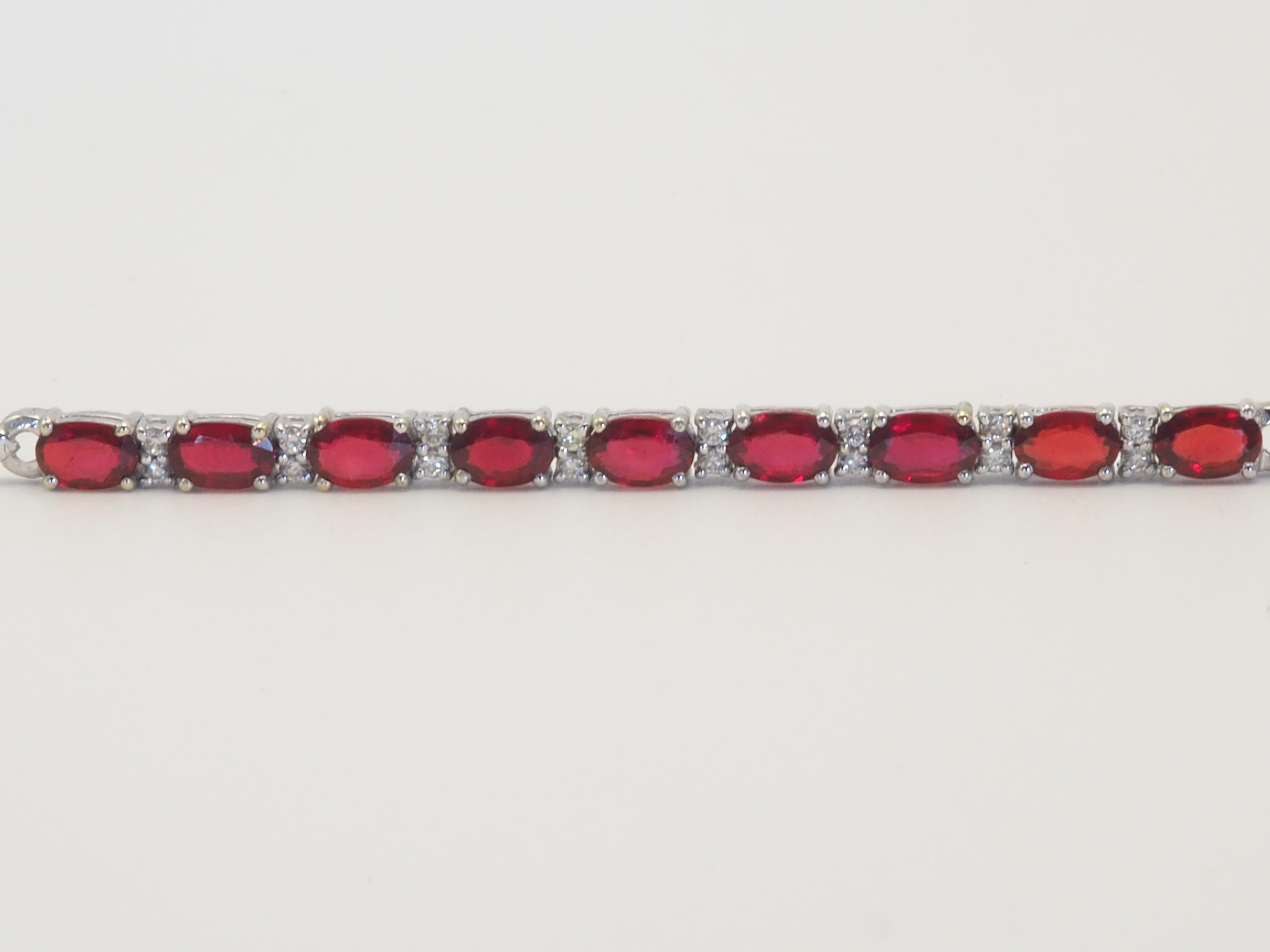 Bracelet vintage en or blanc 18 carats, rubis rouge vif ovale 5,10 carats et diamants 0,24 carat Excellent état - En vente à เกาะสมุย, TH