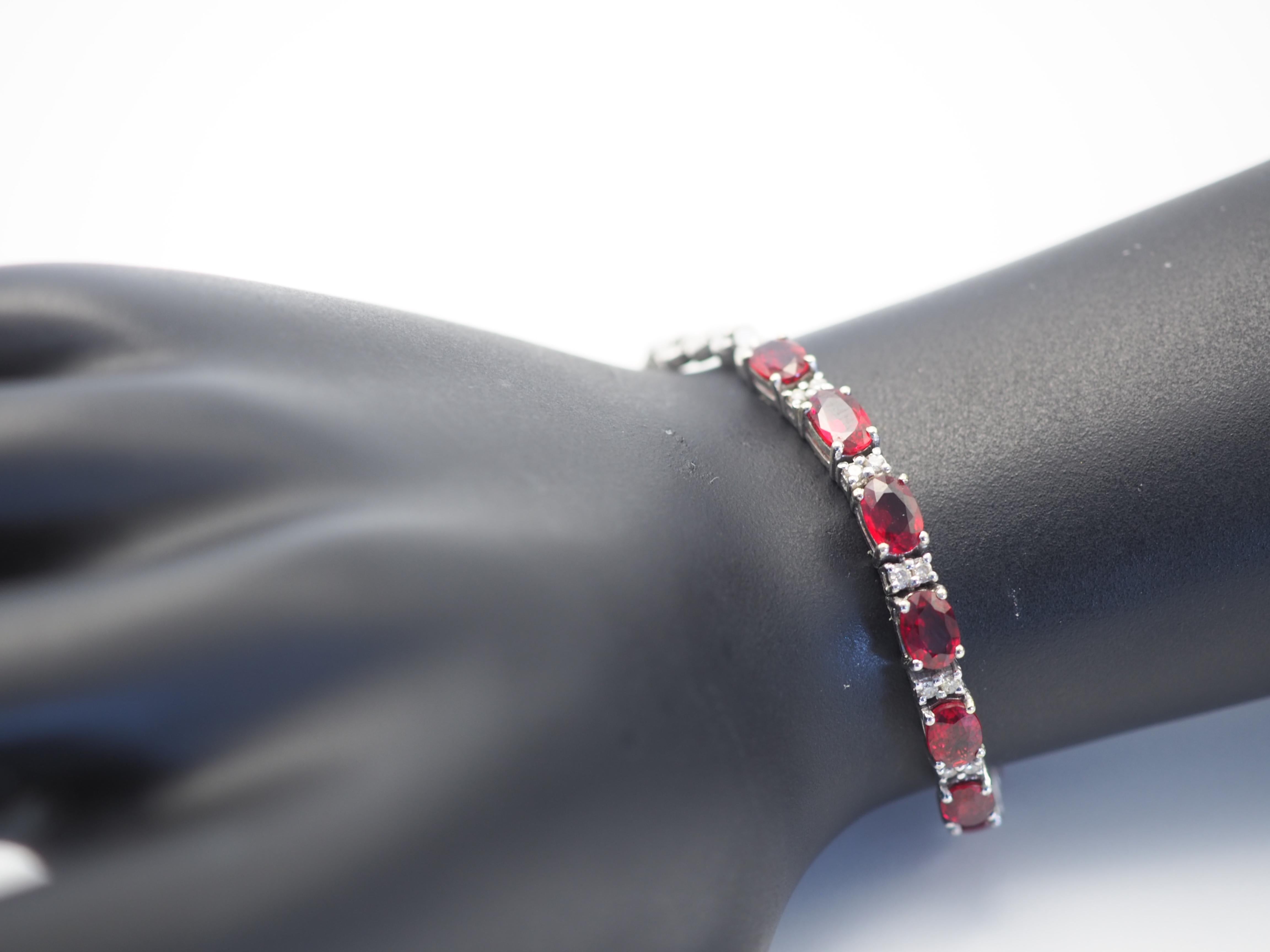 Bracelet vintage en or blanc 18 carats, rubis rouge vif ovale 5,10 carats et diamants 0,24 carat en vente 1