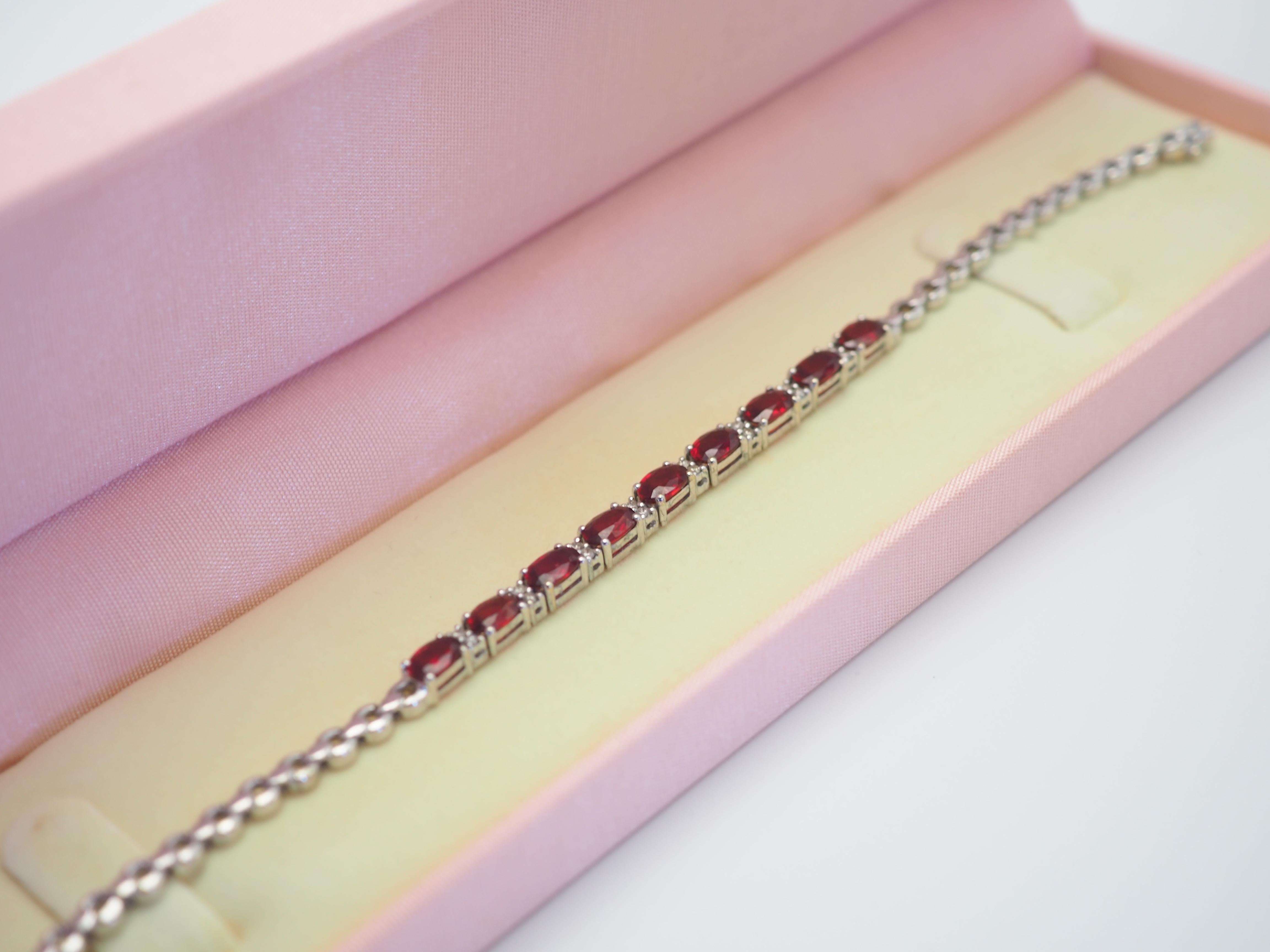 Bracelet vintage en or blanc 18 carats, rubis rouge vif ovale 5,10 carats et diamants 0,24 carat en vente 2