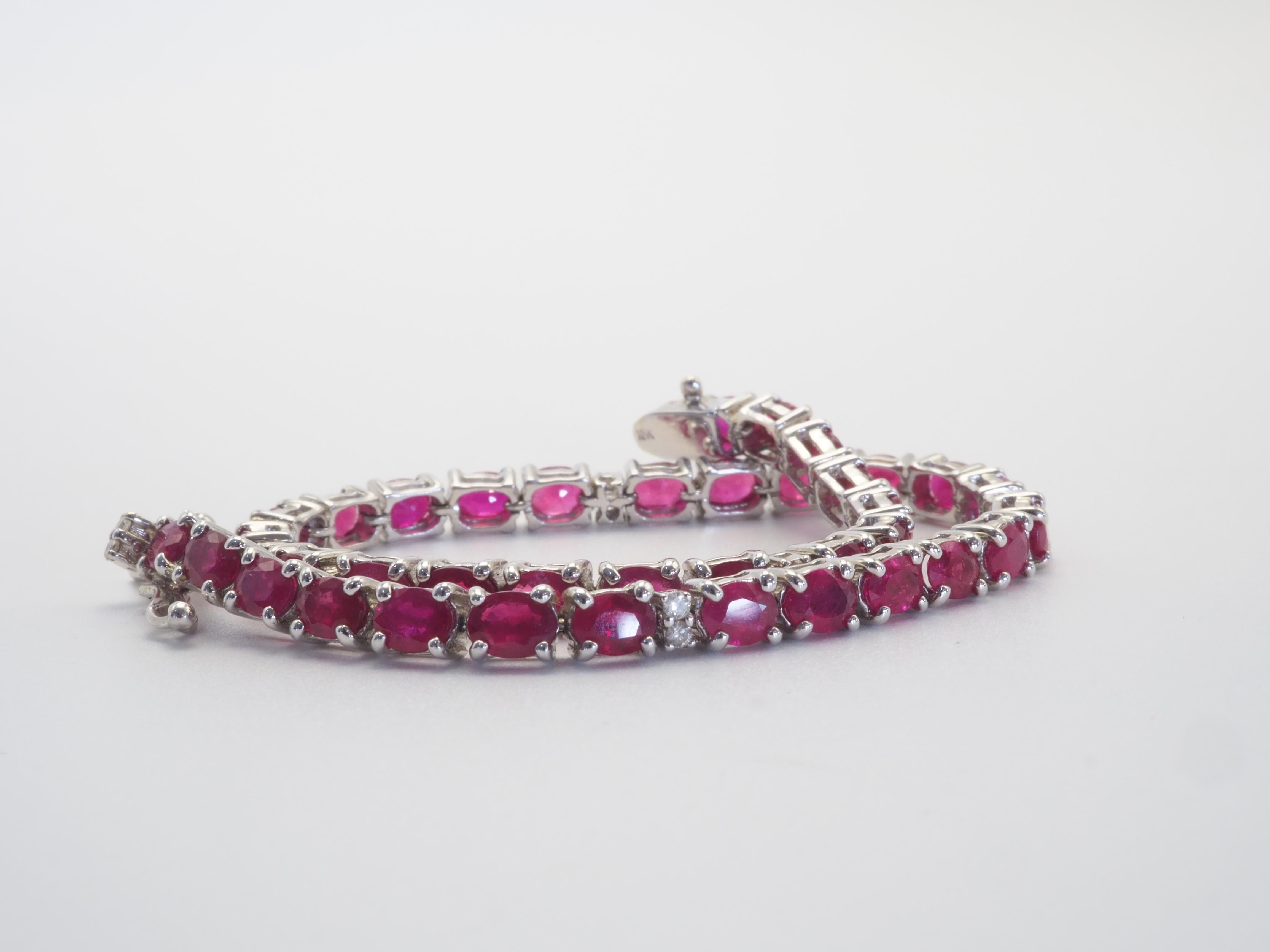 18k White Gold Vintage 9.20ct Oval Ruby & 0.13ct Diamond Fine Bracelet In Excellent Condition For Sale In เกาะสมุย, TH
