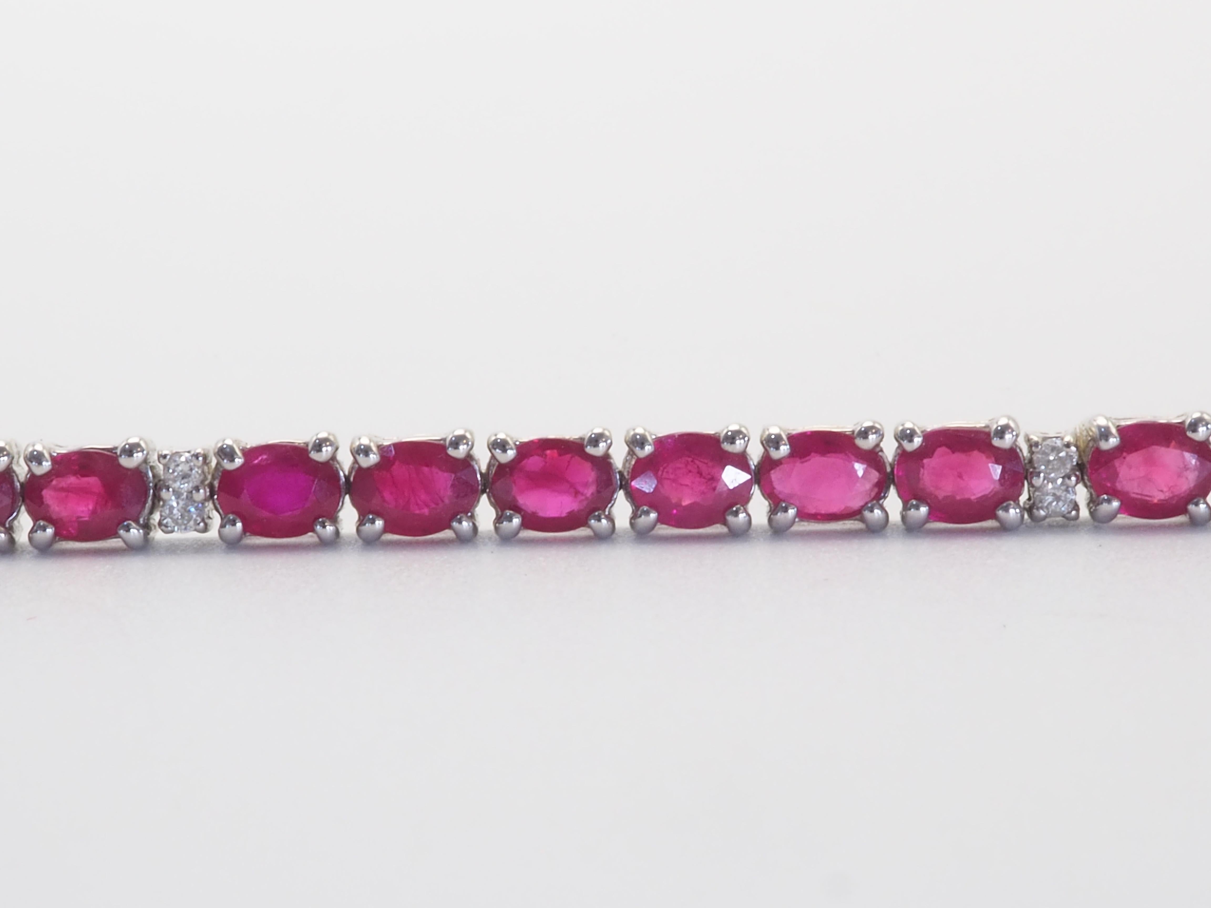 Women's or Men's 18k White Gold Vintage 9.20ct Oval Ruby & 0.13ct Diamond Fine Bracelet For Sale