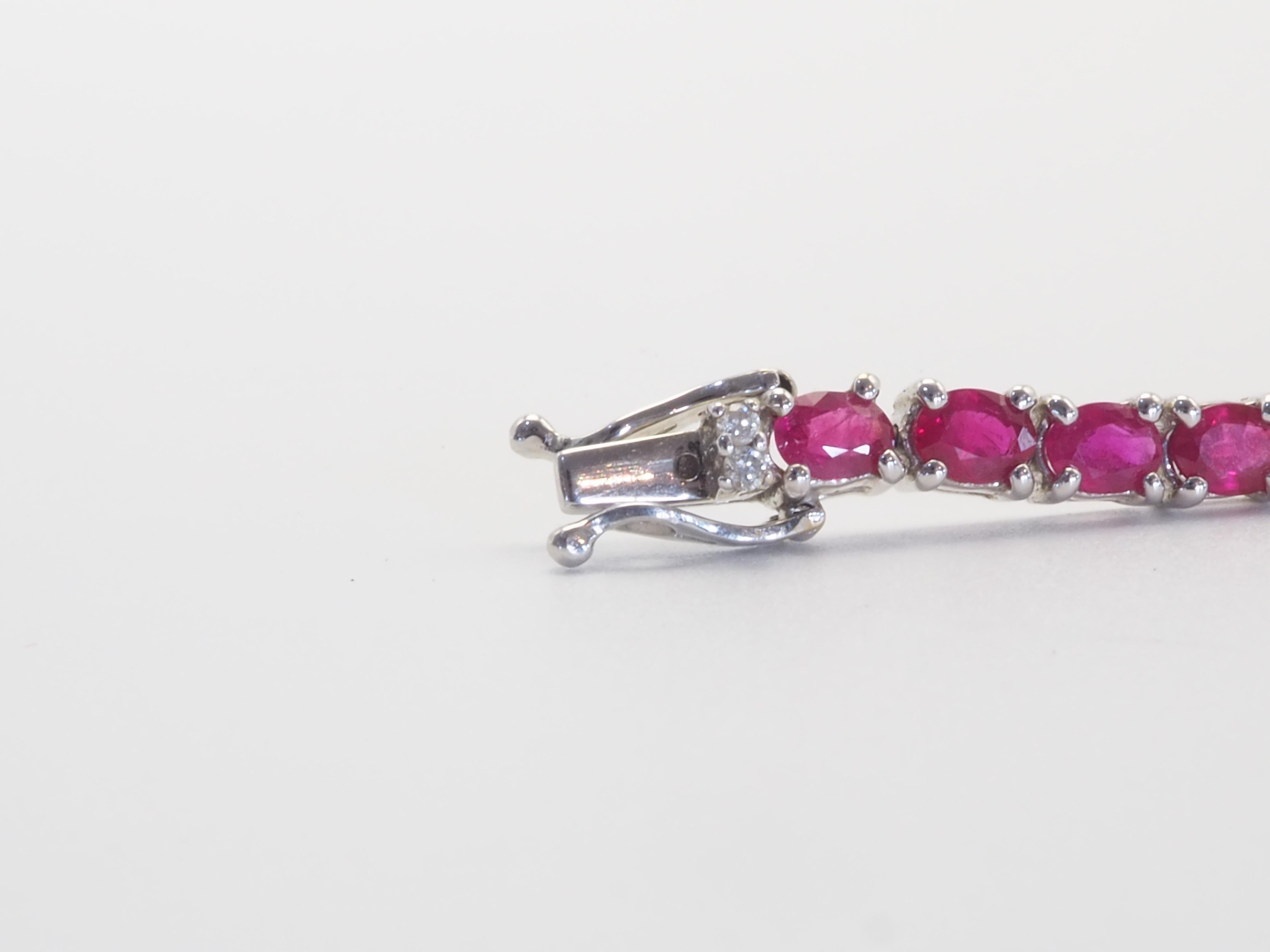 18k White Gold Vintage 9.20ct Oval Ruby & 0.13ct Diamond Fine Bracelet For Sale 1