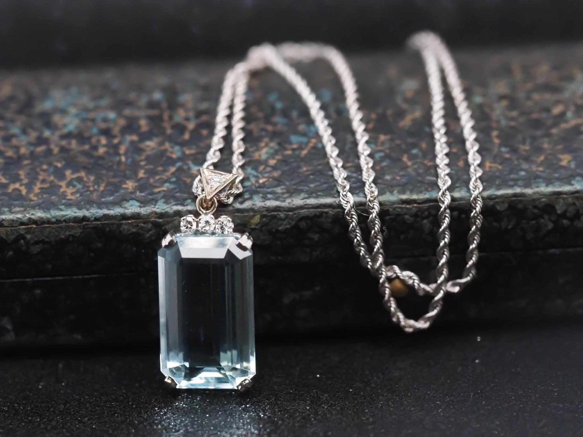 18K White Gold Vintage Aquamarine and Diamond Pendant Necklace In Good Condition For Sale In Hicksville, NY