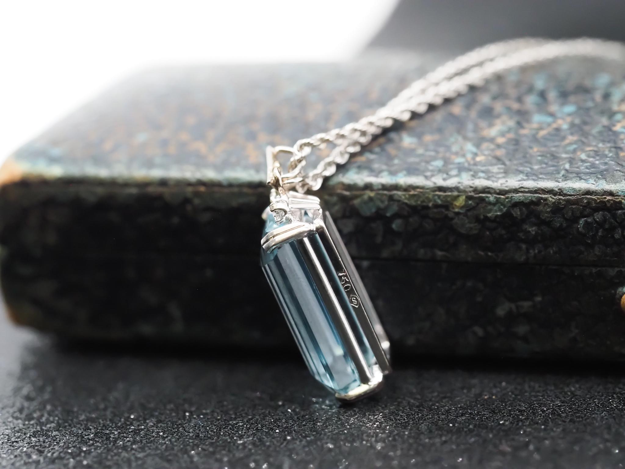 18K White Gold Vintage Aquamarine and Diamond Pendant Necklace For Sale 1