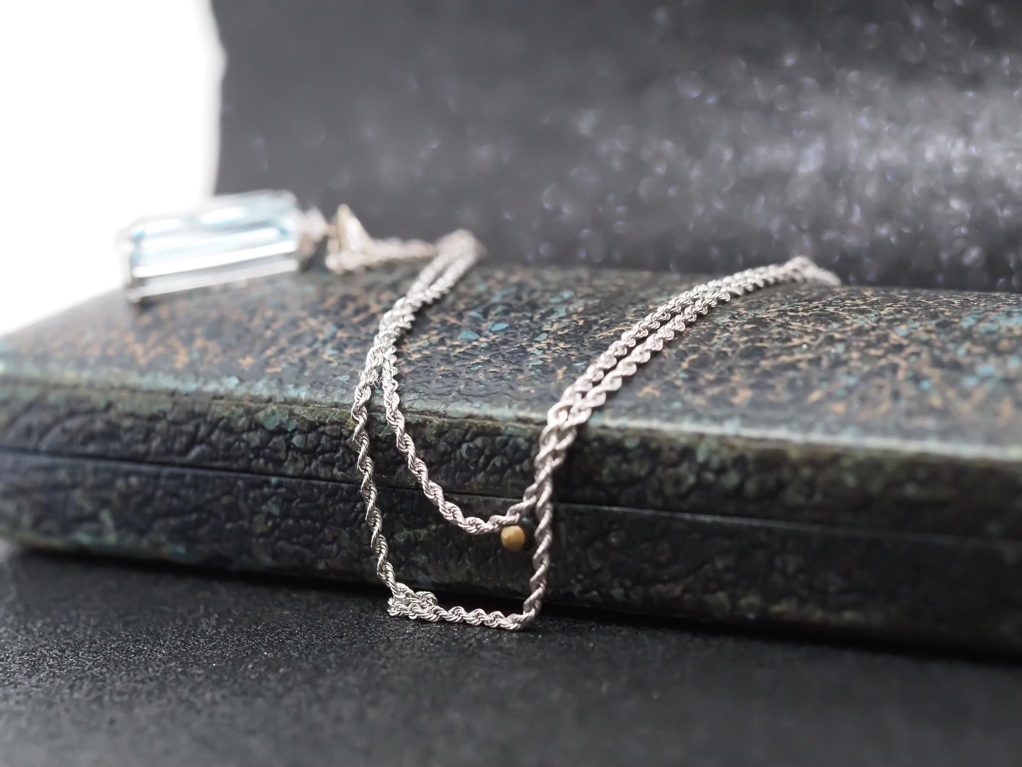 18K White Gold Vintage Aquamarine and Diamond Pendant Necklace For Sale 3
