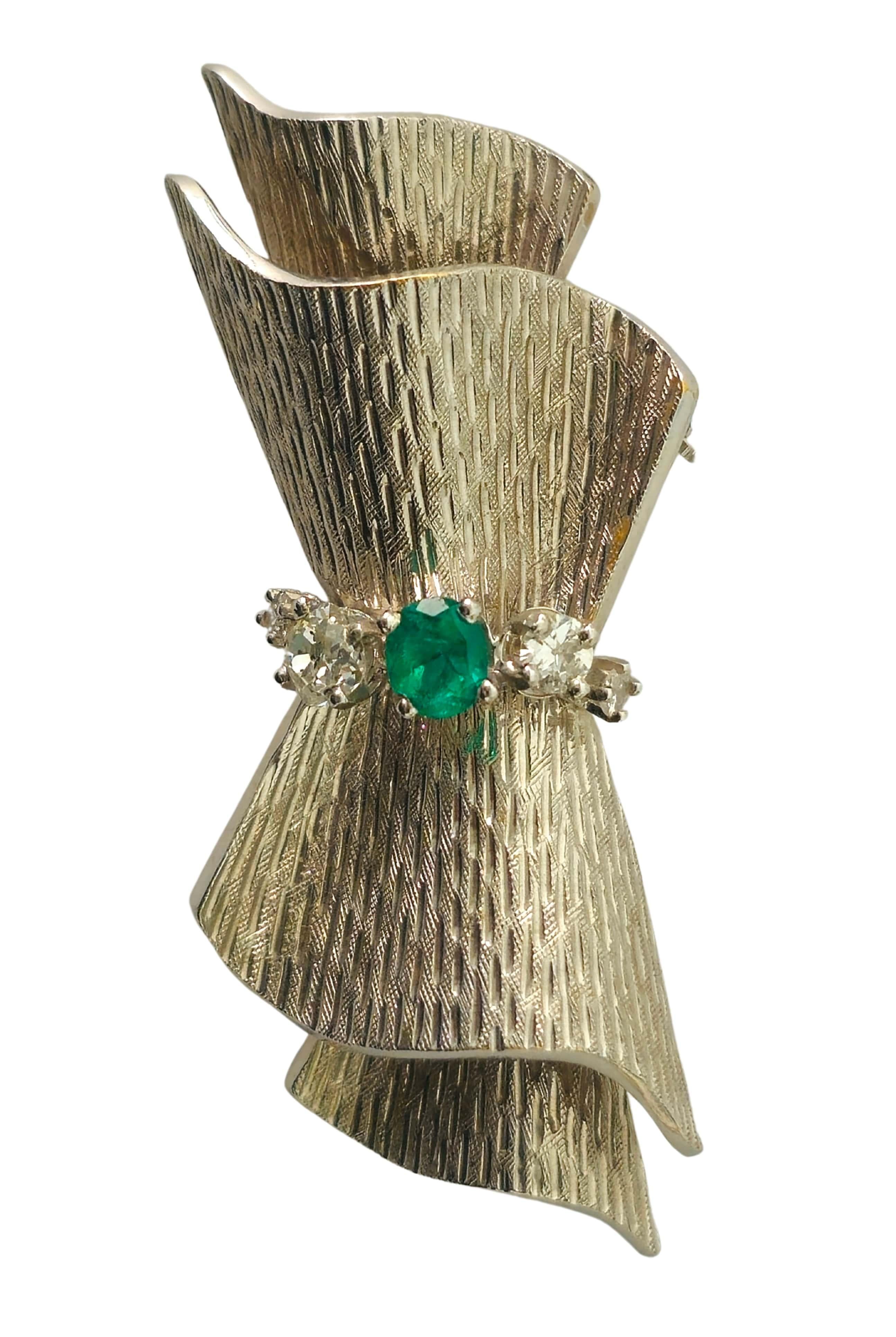 Crafted in elegant 18K white gold, this antique pin showcases a round Colombian emerald, radiating its natural allure. Adorned with all-white diamonds of VS clarity and F color, this piece exudes sophistication and charm. With its timeless design