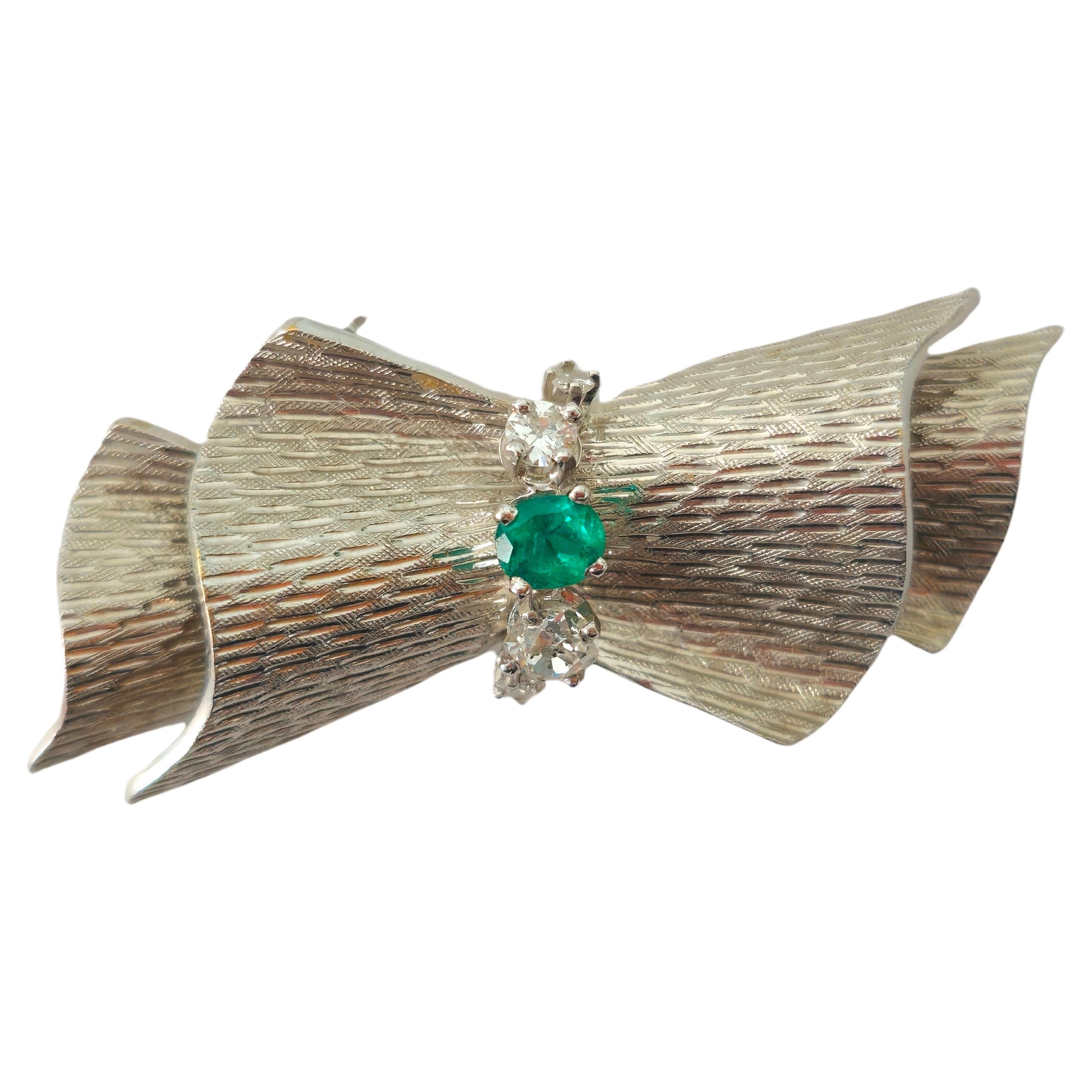 18k White Gold VINTAGE. DIAMOND AND EMERALD PIN For Sale