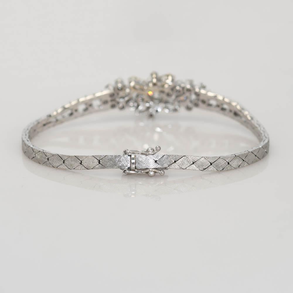 Damenarmband aus 18k Weißgold und Diamanten im Vintage-Stil.
Gestempelt 750 und wiegt 20,3 Gramm.
Der Diamant in der Mitte ist ein Old-Euro-Schliff, 0,57 Karat, i-j,k-Farbbereich, Si-Reinheit.
Es Marquise Form und runde Diamanten auf der Seite, 2,00