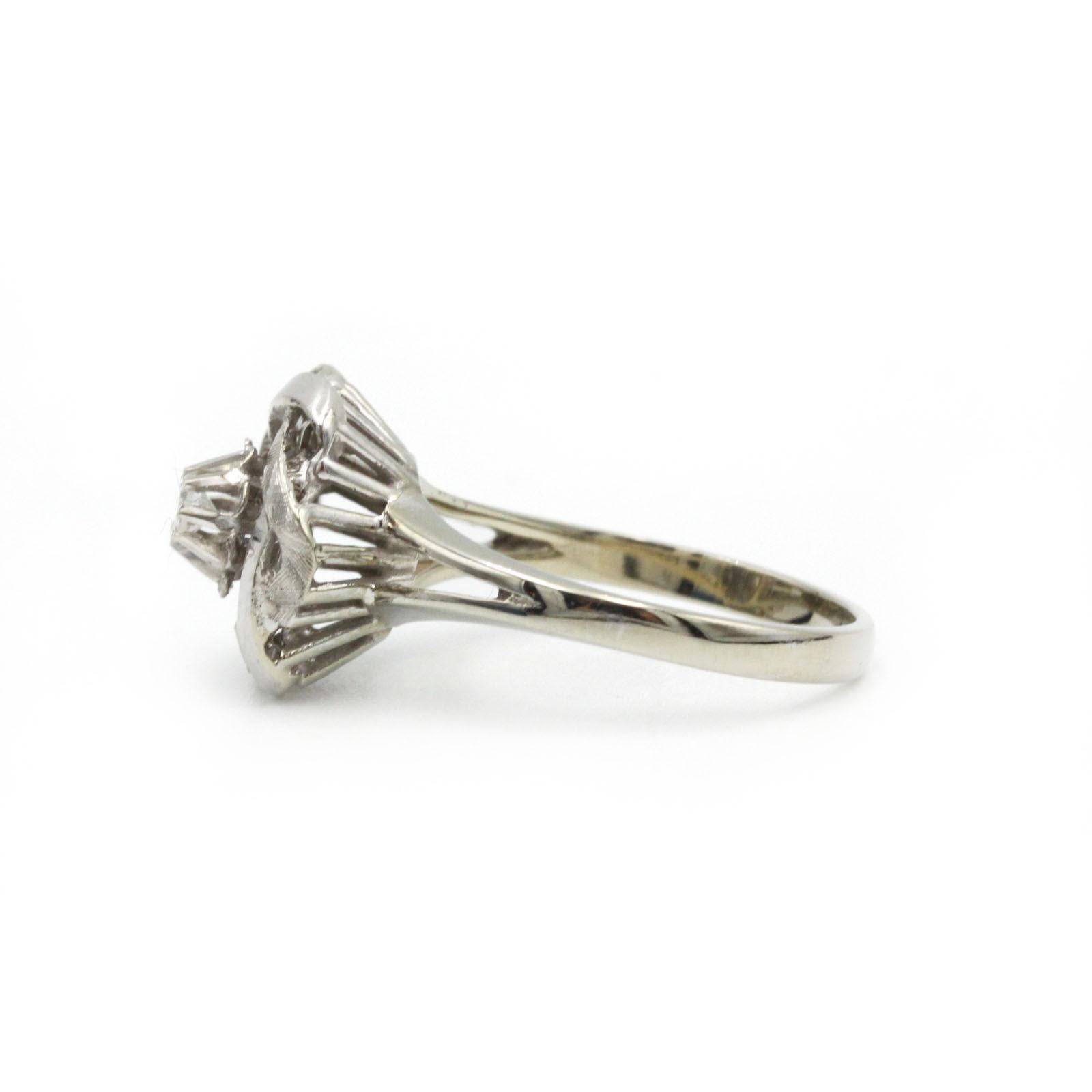 18 Karat Weißgold Vintage Diamantring mit Blumenmotiv und Diamantring (Retro) im Angebot