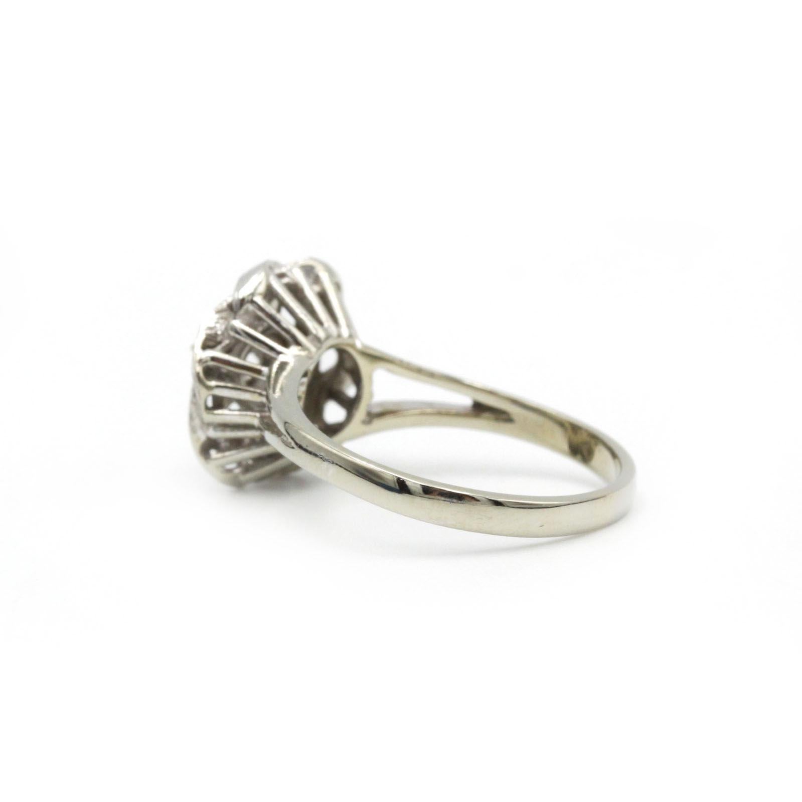 18 Karat Weißgold Vintage Diamantring mit Blumenmotiv und Diamantring (Brillantschliff) im Angebot
