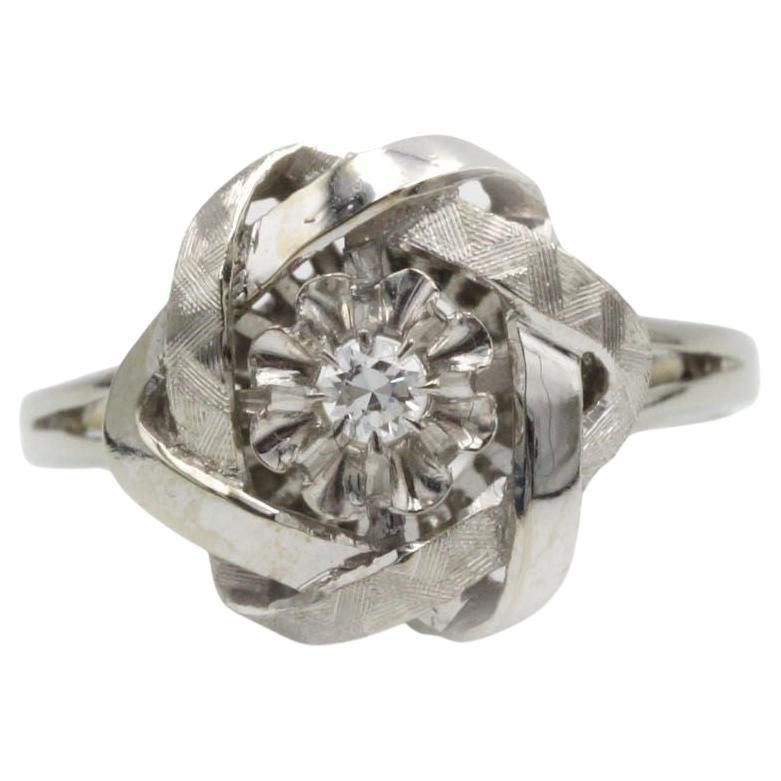 Anillo de diamantes con motivo floral vintage de oro blanco de 18 quilates