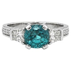 Ring aus 18-karätigem Weißgold mit leuchtend blauen Zirkonia im Trapezschliff und Diamanten im East-West-Stil