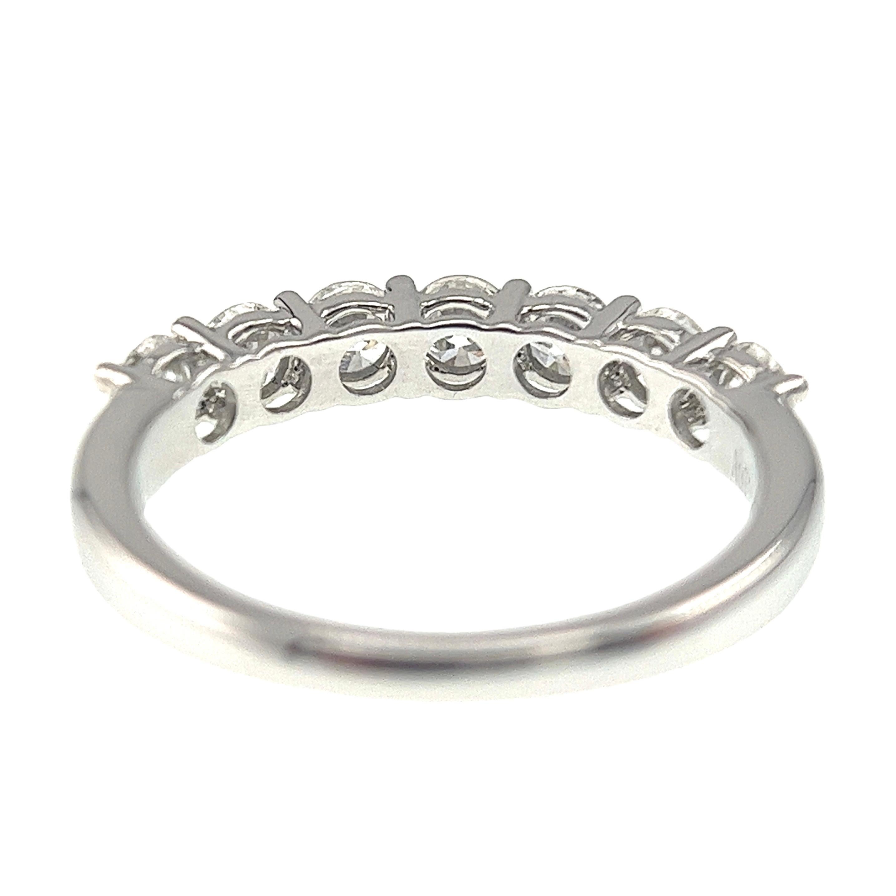 Modern 18K White Gold VS Diamond Classic Design Engagement Fashion Ring For Sale