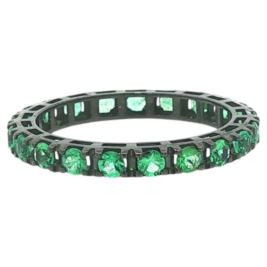18k White Gold w/ Black Rhodium 0.95tw Round Emerald Eternity Band Ring For Sale