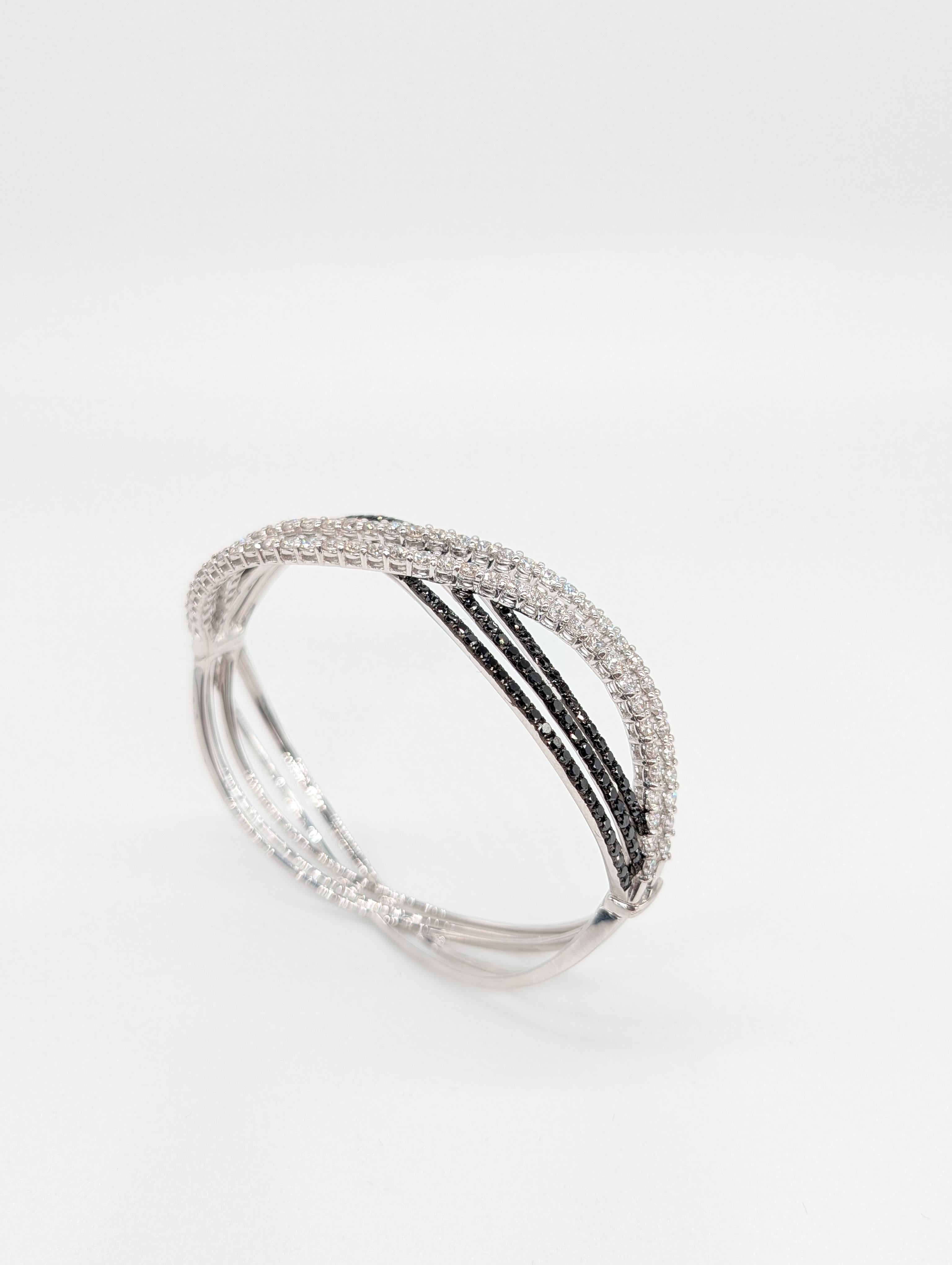 Taglio rotondo Bangle a onda in oro bianco 18 carati con diamanti neri e bianchi rotondi taglio Brilliante in vendita