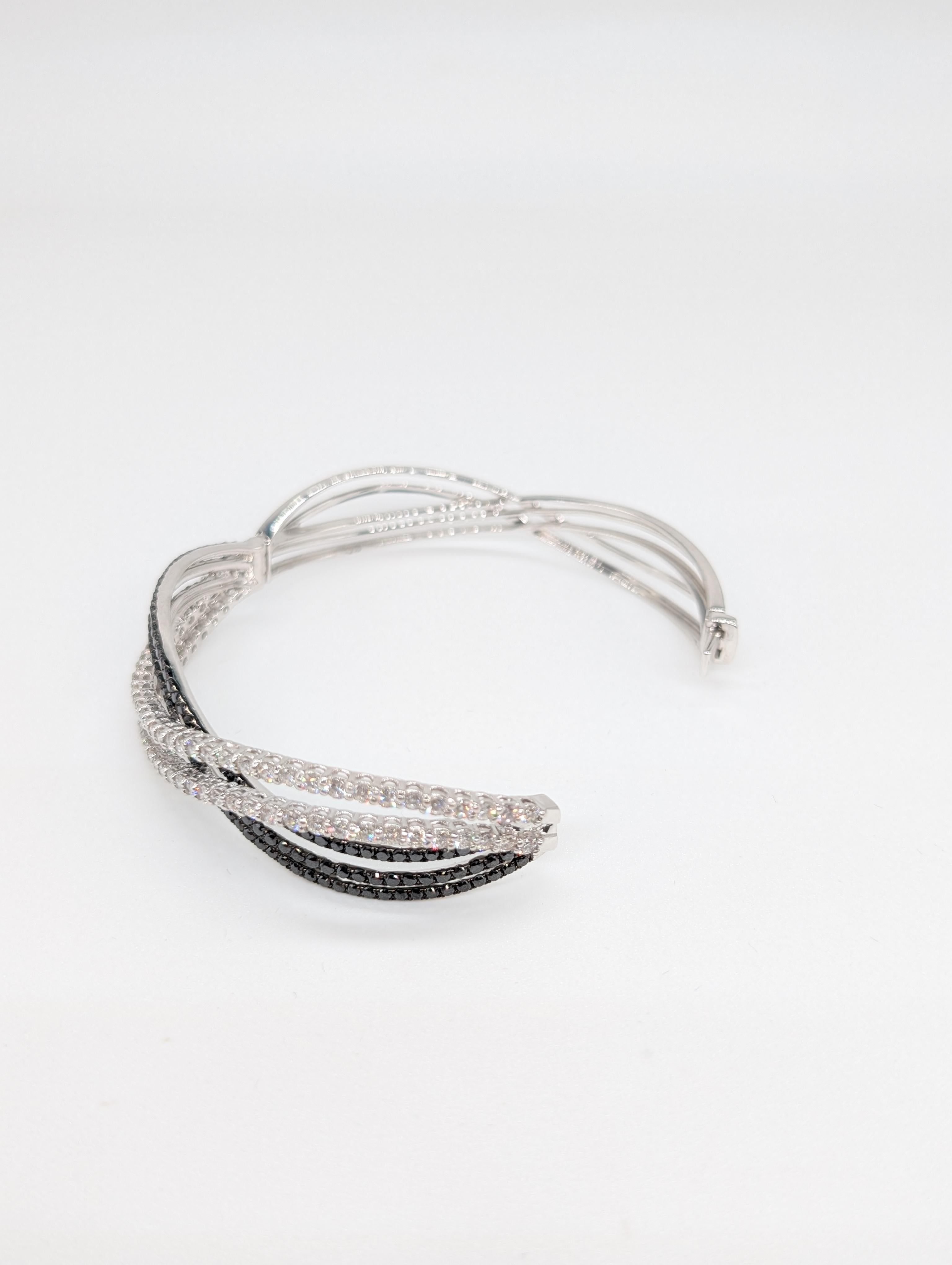 Bangle a onda in oro bianco 18 carati con diamanti neri e bianchi rotondi taglio Brilliante In condizioni Nuovo in vendita a New York, US