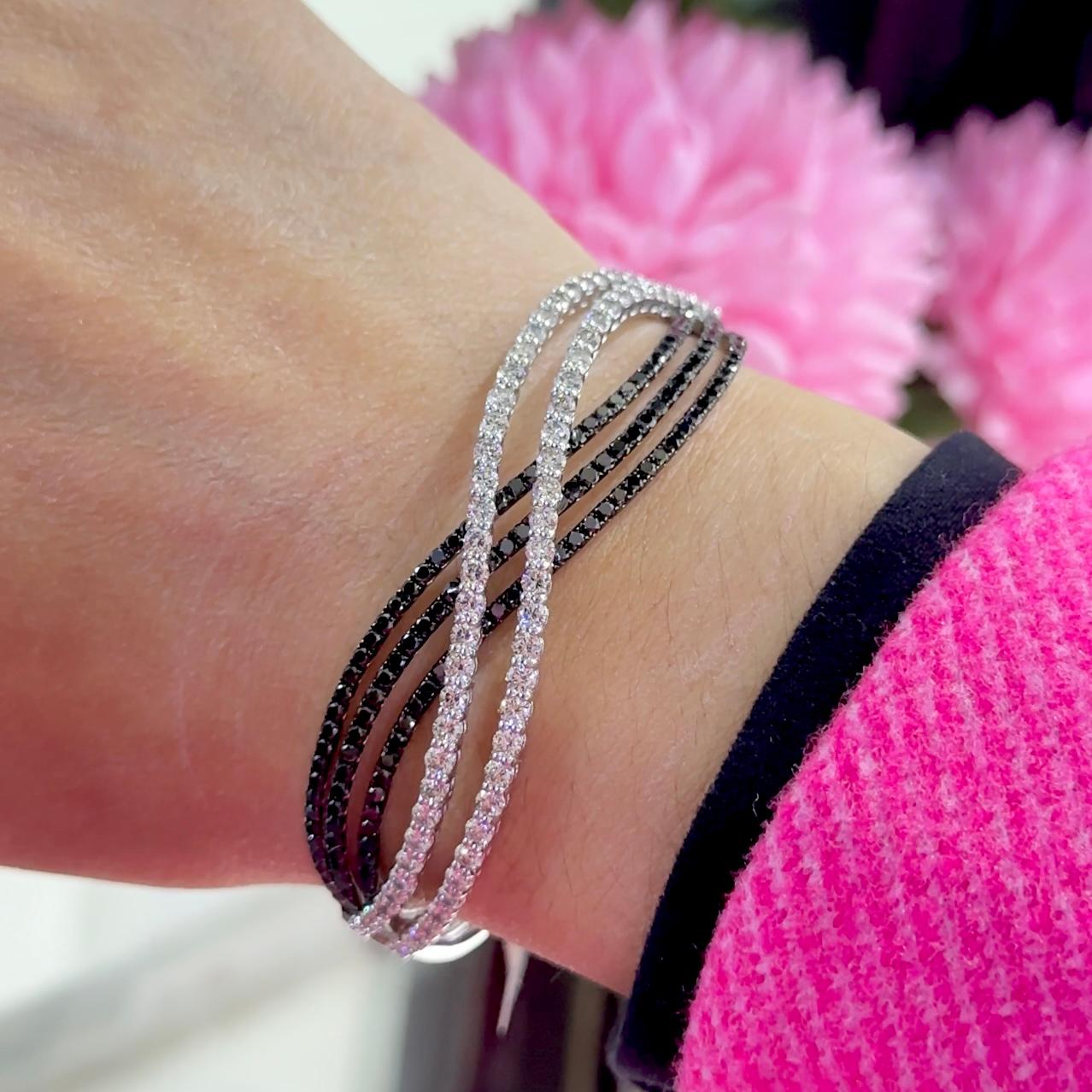 Donna Bangle a onda in oro bianco 18 carati con diamanti neri e bianchi rotondi taglio Brilliante in vendita