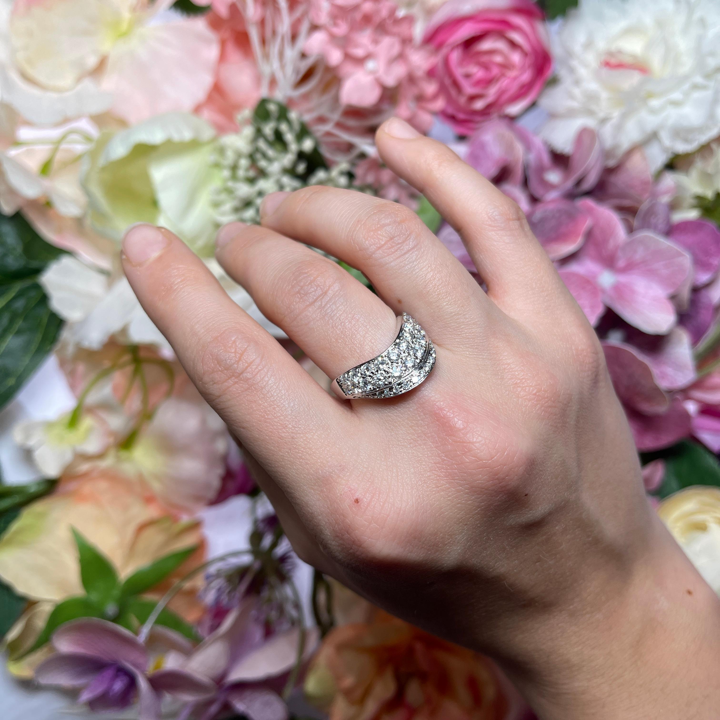 18K White Gold Wave Ring with Diamond Pavé For Sale 1
