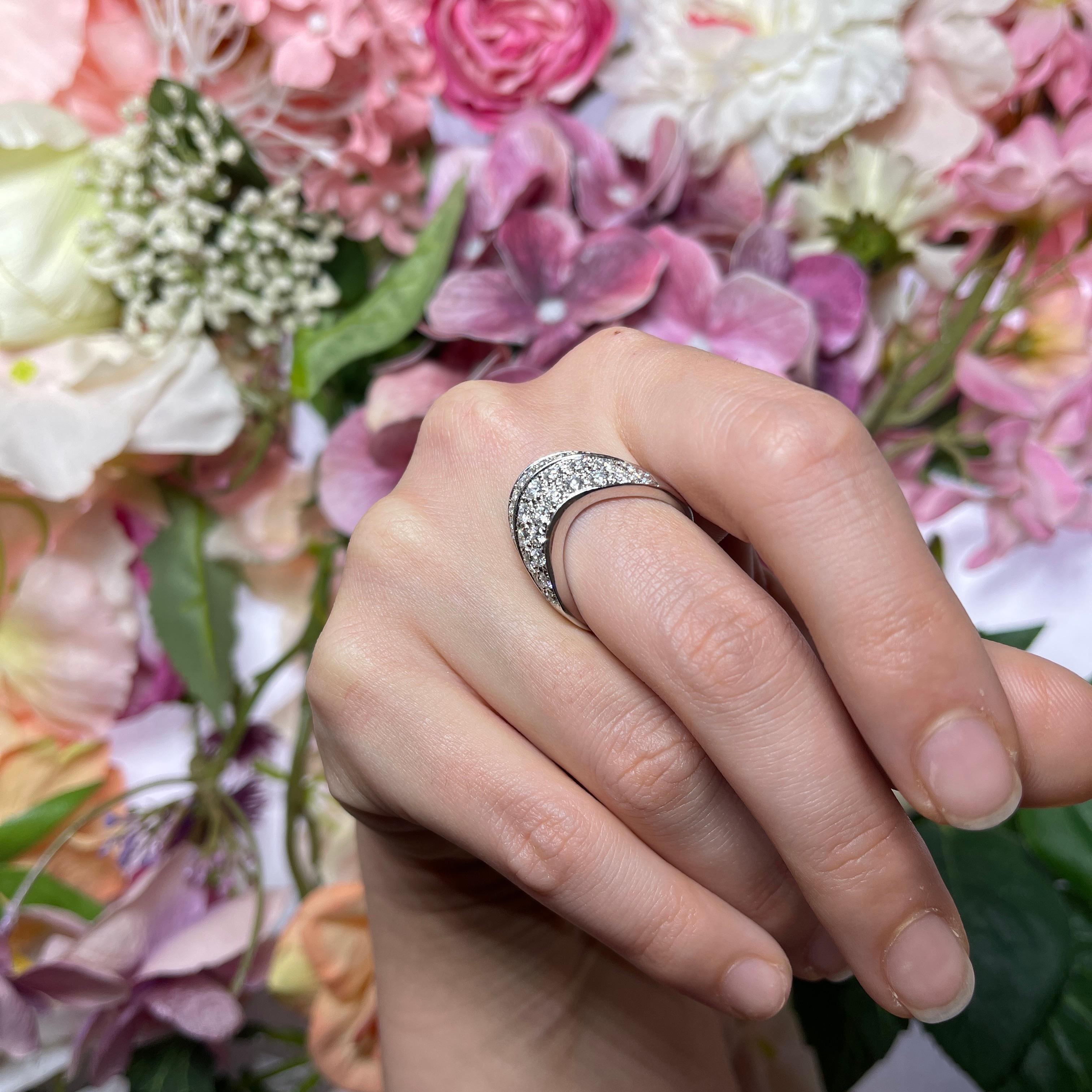 18K White Gold Wave Ring with Diamond Pavé For Sale 3