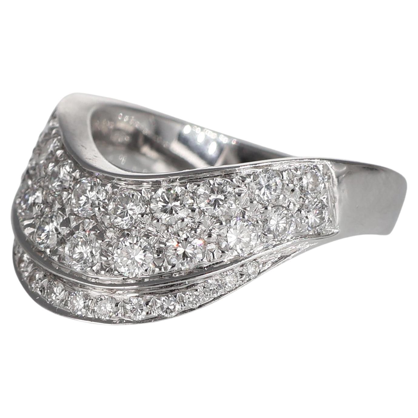 18K White Gold Wave Ring with Diamond Pavé