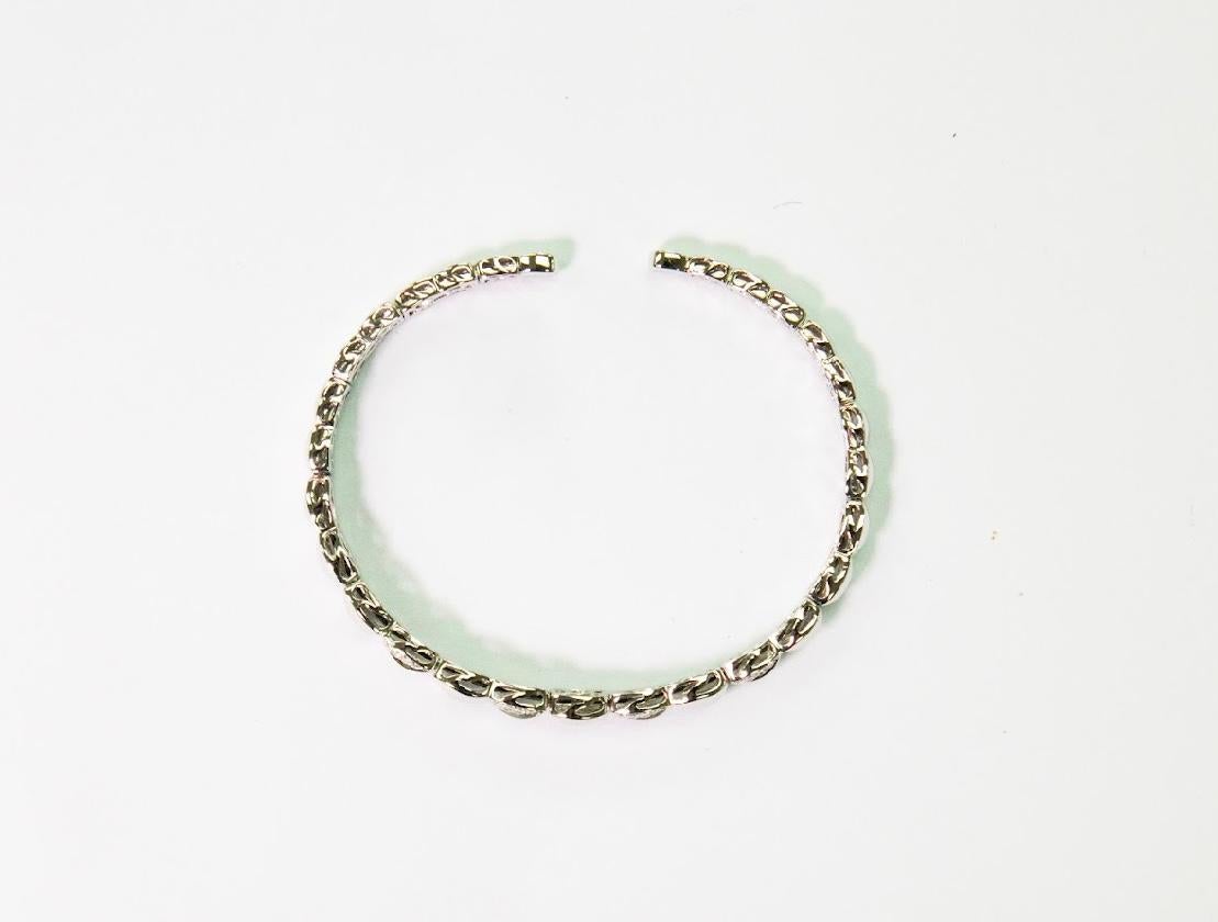 -	Metallo: Oro bianco 18 carati 
-	Peso: 9,83 gm 
-	Pietre preziose: Diamanti naturali
-	Peso totale dei diamanti: 0,48 ct (72 pietre) 
-       Diametro del bracciale: 1,8 pollici - 2,3 pollici

Progettato per coloro che abbracciano la bellezza e la