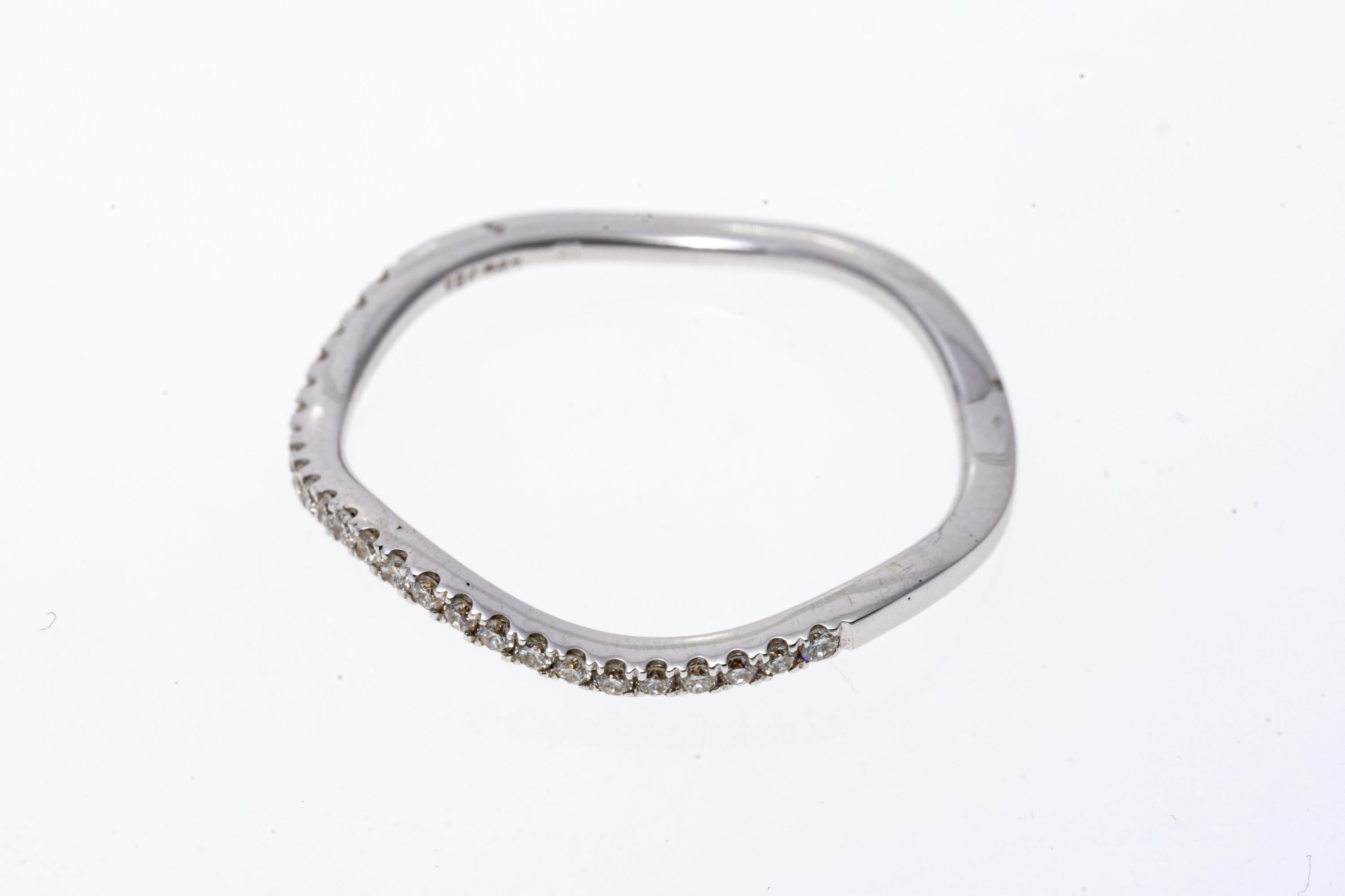Anello a fascia con diamanti ondulati in oro bianco 18k, App. 0,125 TCW in vendita 2