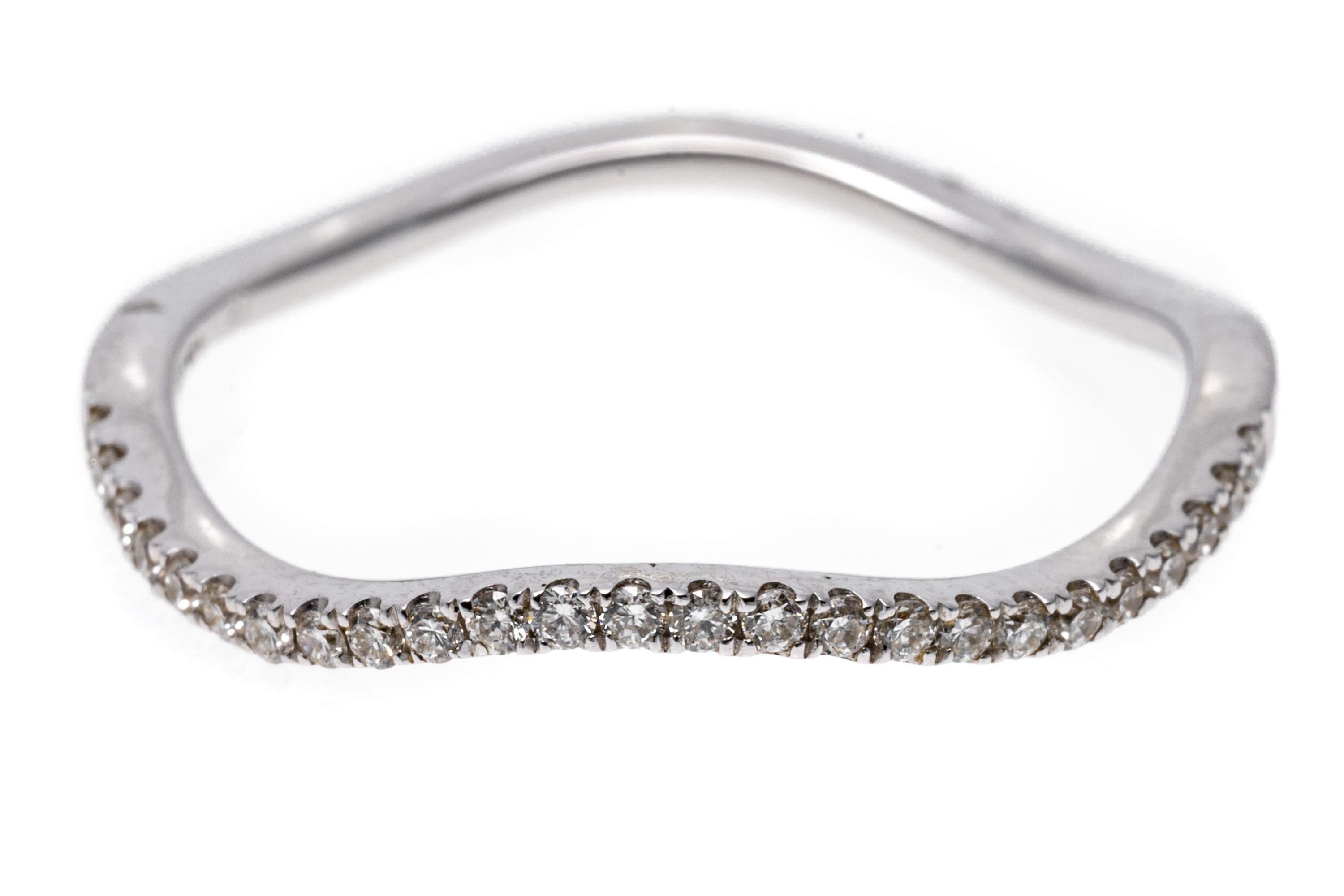 Anello a fascia con diamanti ondulati in oro bianco 18k, App. 0,125 TCW in vendita 3