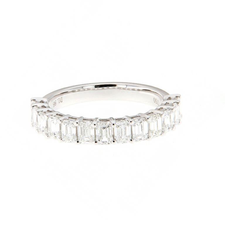18K Weißgold Hochzeit Band: Premium - Smaragd Nord-Süd  Gemeinsamer Zinken

Als Ausdruck zeitloser Eleganz ist dieser hochwertige Ehering aus leuchtendem 18-karätigem Weißgold gefertigt und mit einer Reihe von Diamanten im Smaragdschliff besetzt,