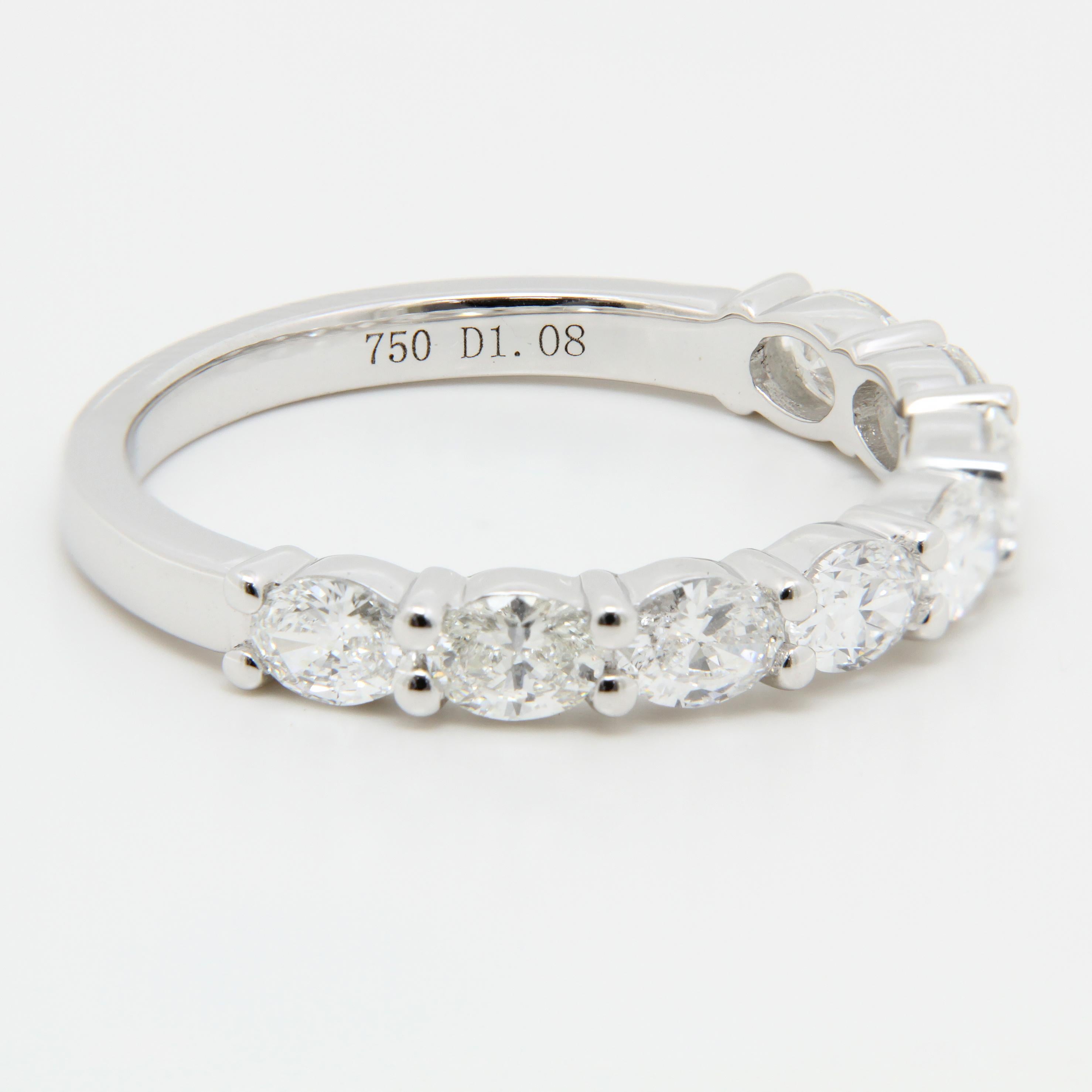 Alliance en or blanc 18 carats : Premium - Ovale est-ouest à prunelles partagées (GIA)

Un bracelet d'éternité moderne et raffiné, fabriqué à la main en or blanc 18 carats et serti de diamants calibrés par la GIA, placés dans une orientation