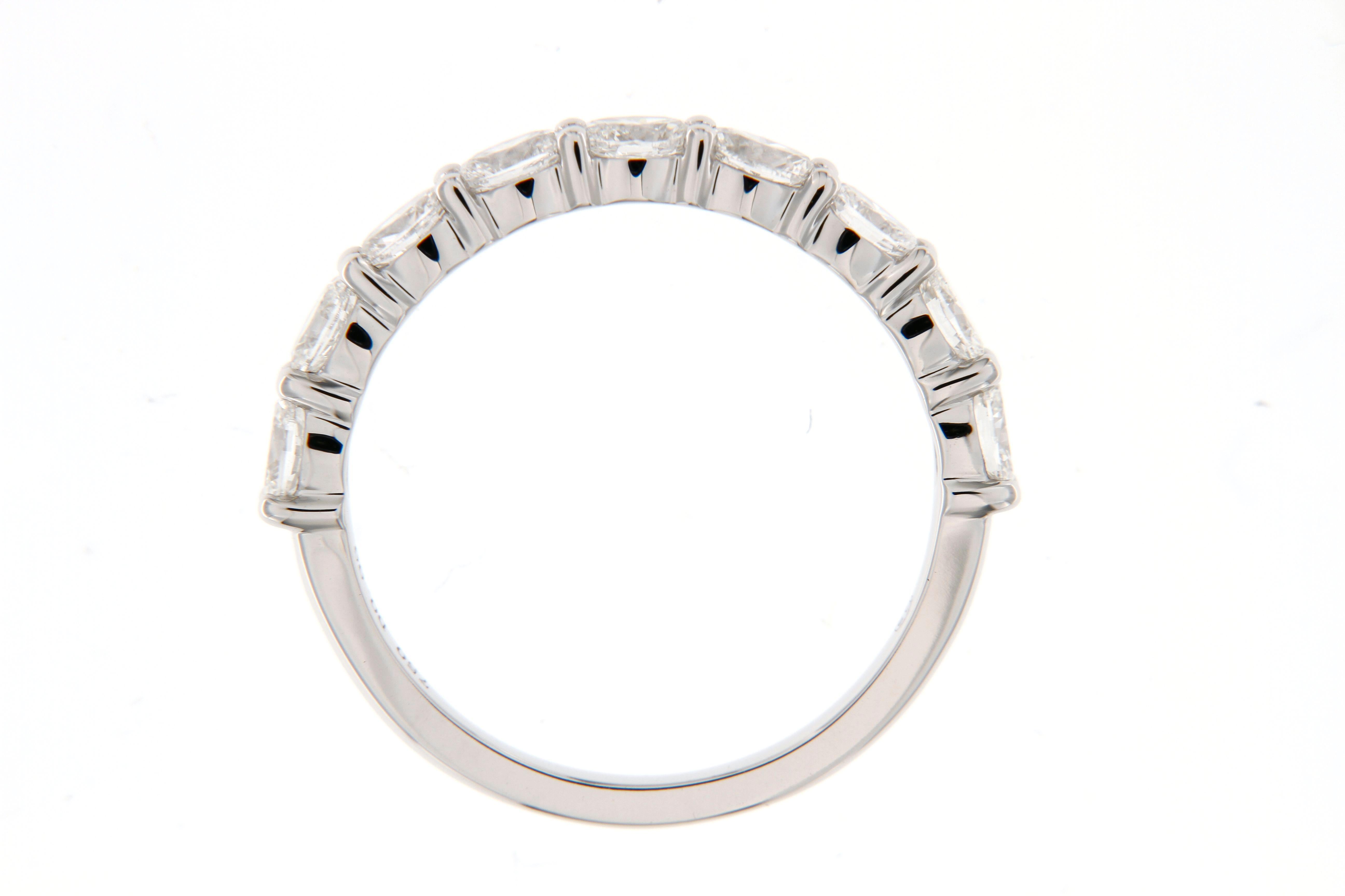 Moderne Alliance en or blanc 18 carats : Premium - Ovale est-ouest à prunelles partagées (GIA) en vente