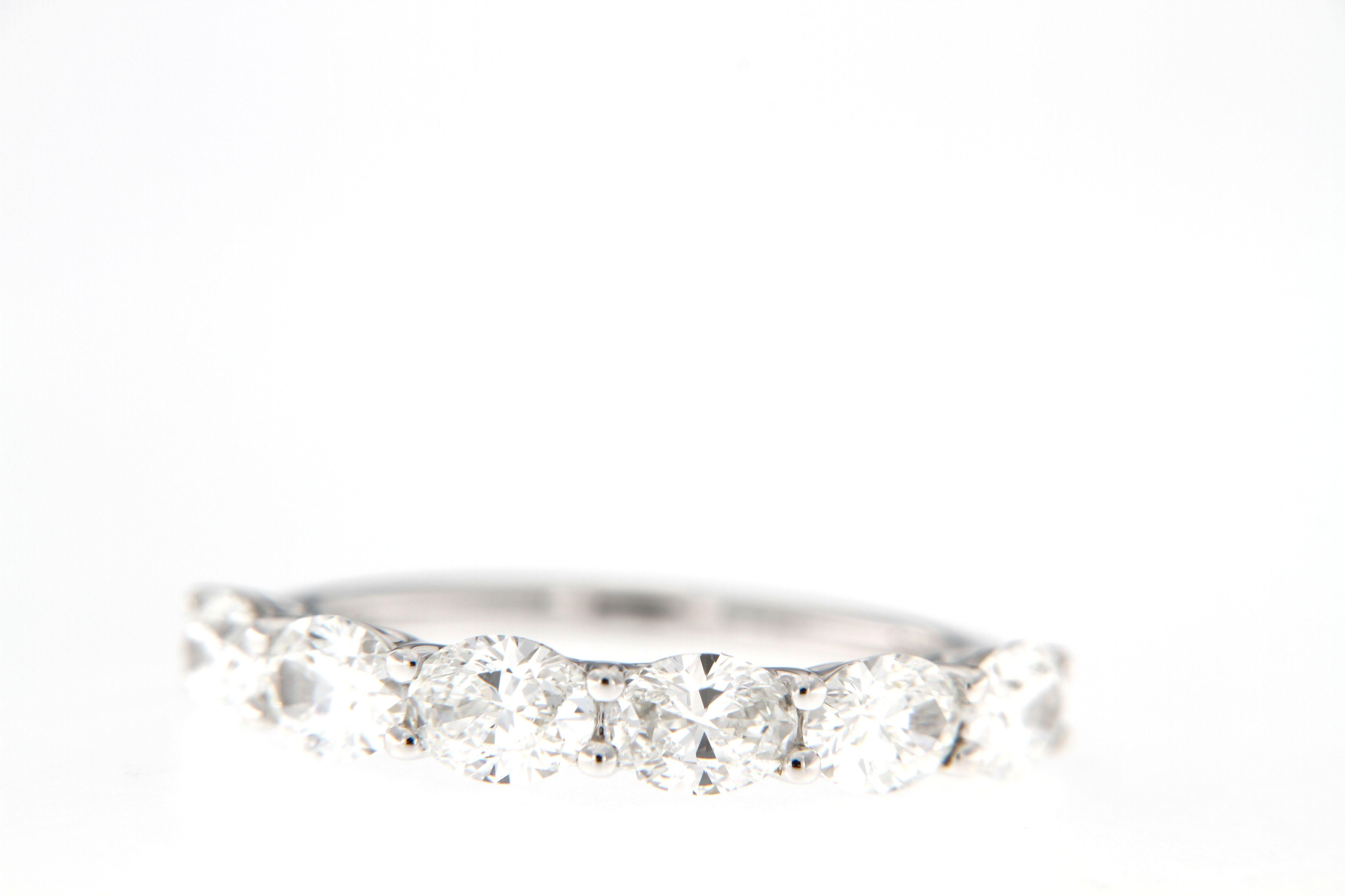 Taille ovale Alliance en or blanc 18 carats : Premium - Ovale est-ouest à prunelles partagées (GIA) en vente