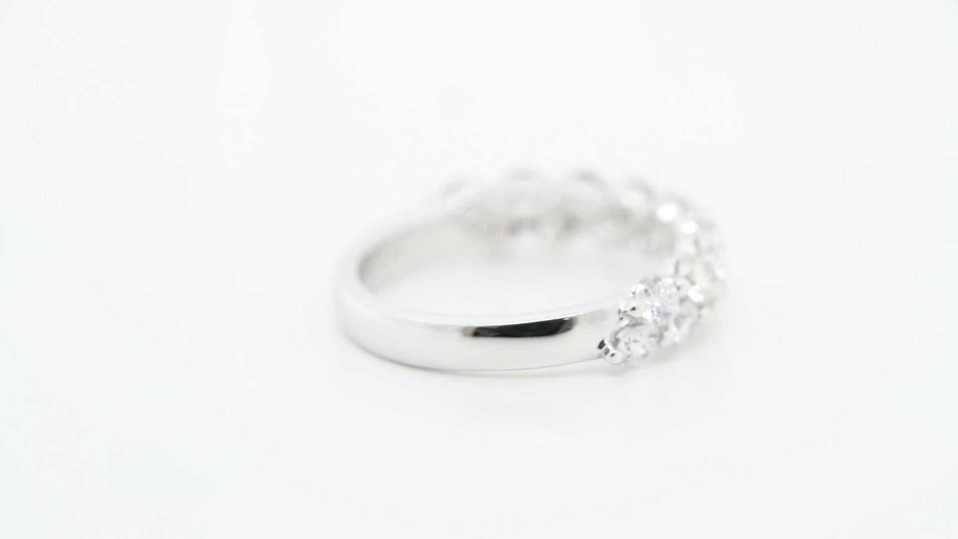 18K White Gold Two-Row Domed Round Diamond Band Corte redondo en venta