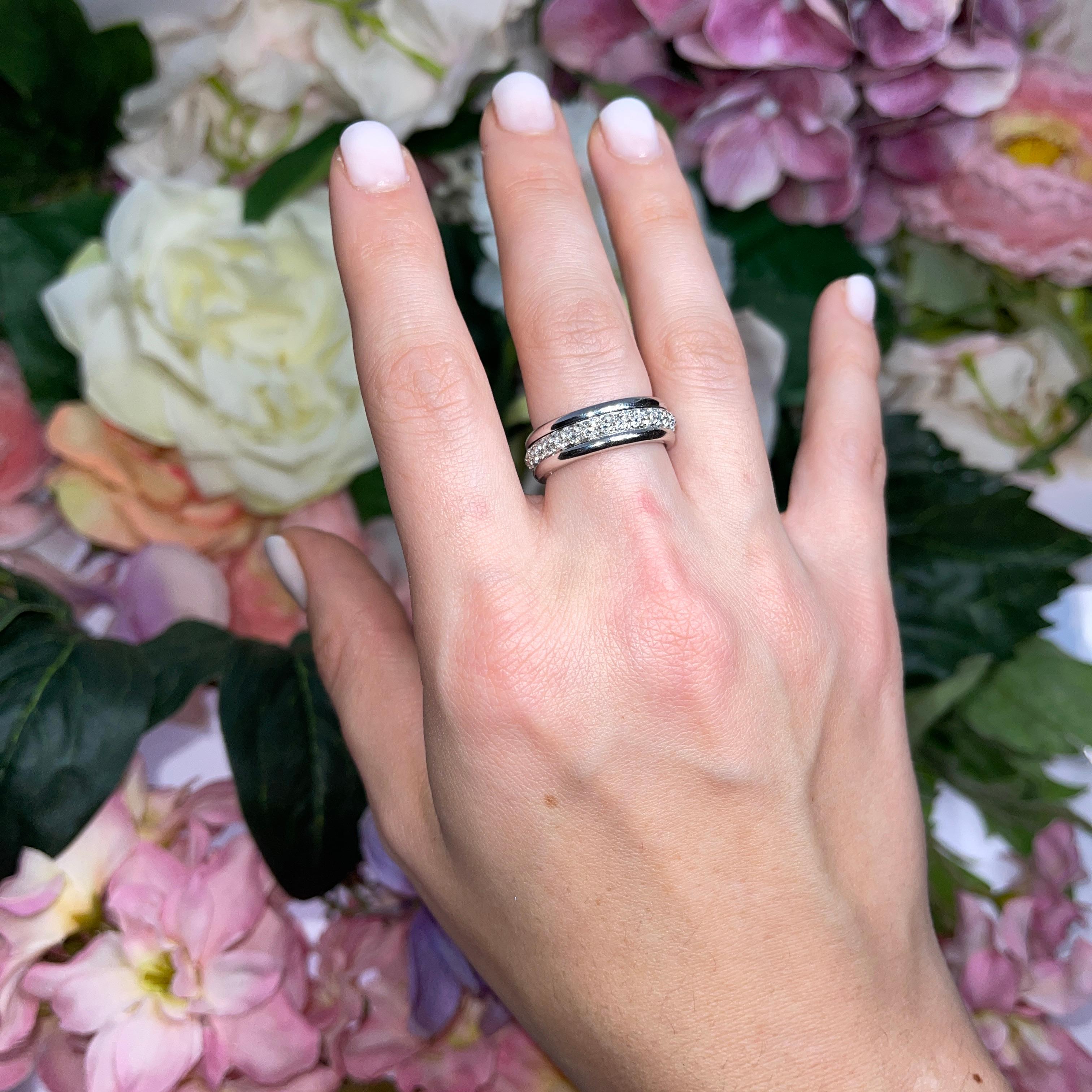 18K White Gold Wedding Band with Central Diamond Row In New Condition For Sale In Bergamo, BG