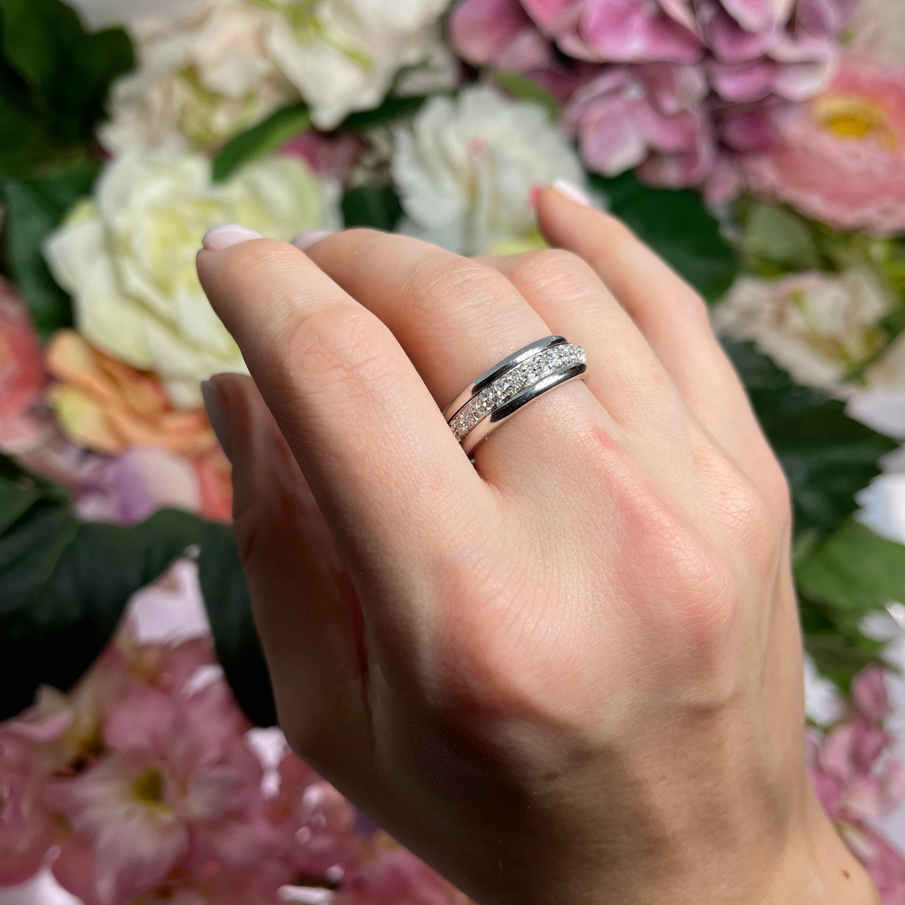 18K White Gold Wedding Band with Central Diamond Row For Sale 1