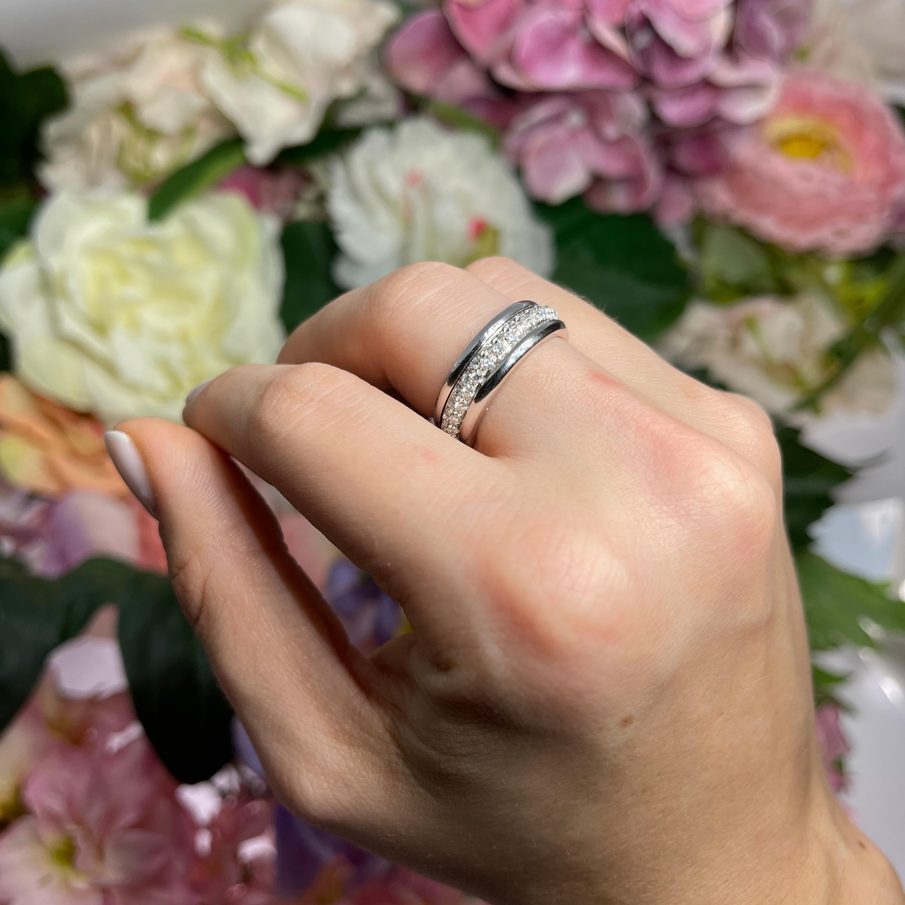 18K White Gold Wedding Band with Central Diamond Row For Sale 2