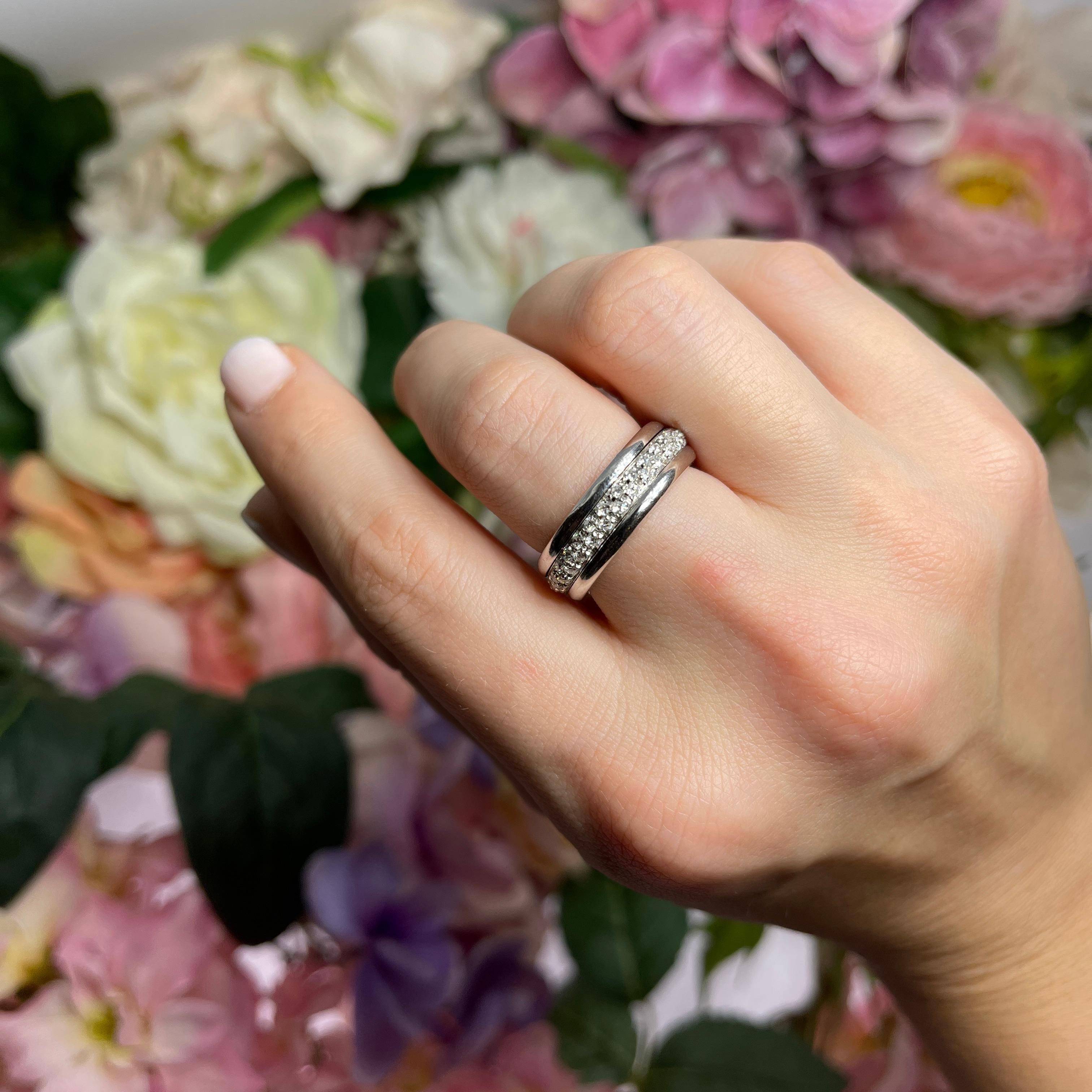18K White Gold Wedding Band with Central Diamond Row For Sale 3