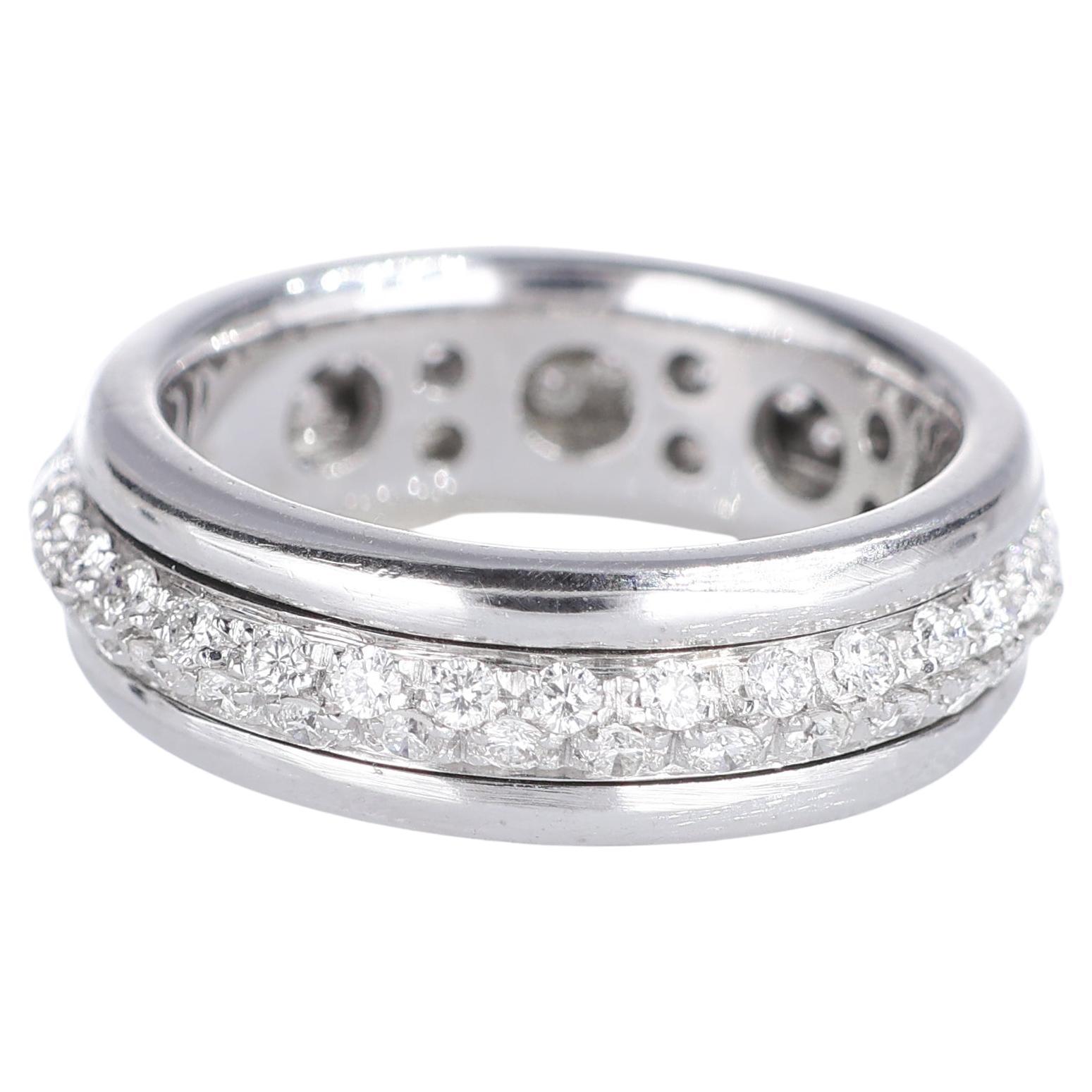 18K White Gold Wedding Band with Central Diamond Row For Sale