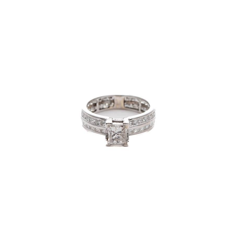 Princess Cut 18K White gold wedding ring with colorless diamonds For Sale