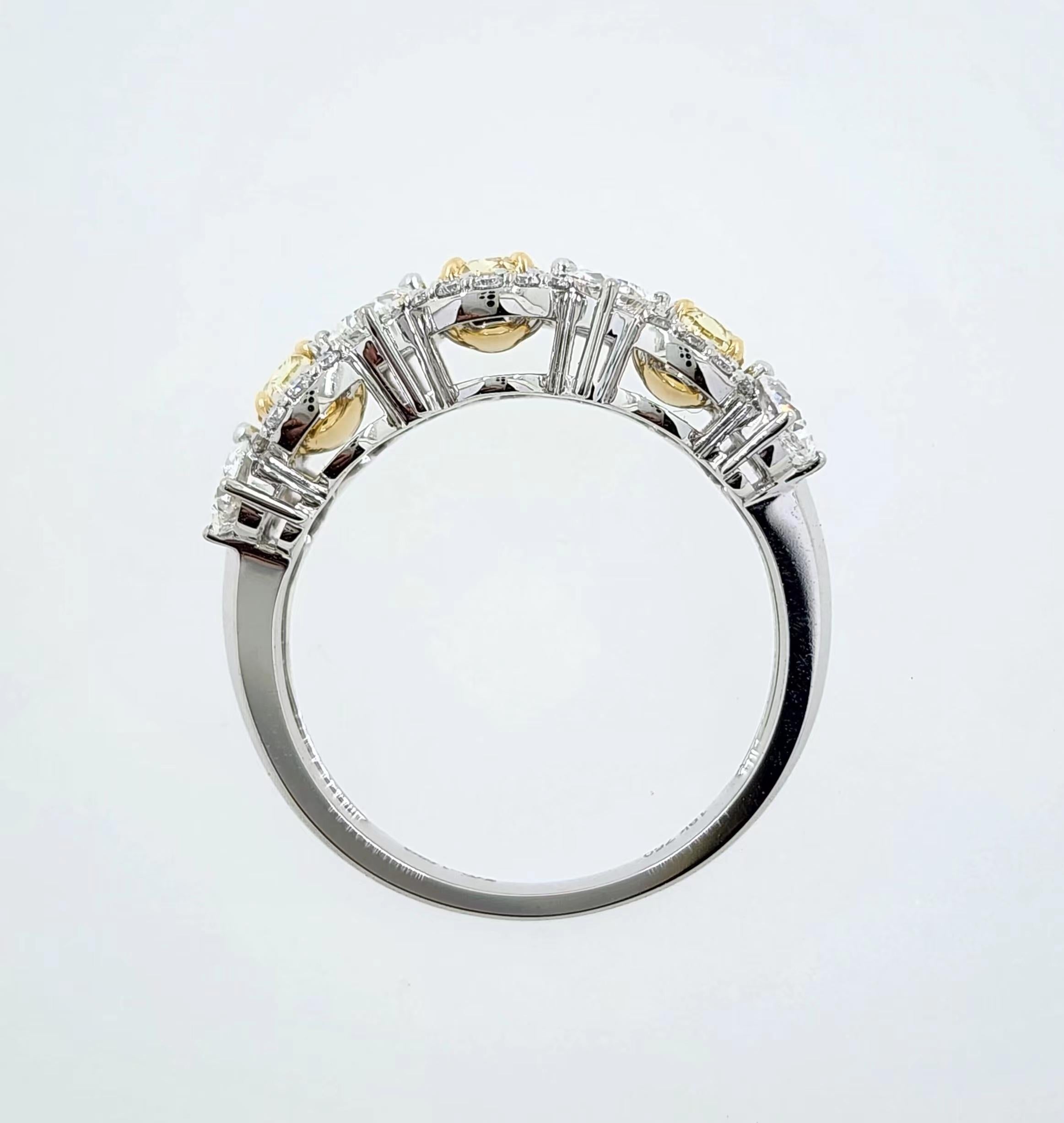 IGI Certified 2.33 Carat Yellow Diamond Fancy Diamond Ring in 18 Karat Gold In New Condition For Sale In Hong Kong, HK