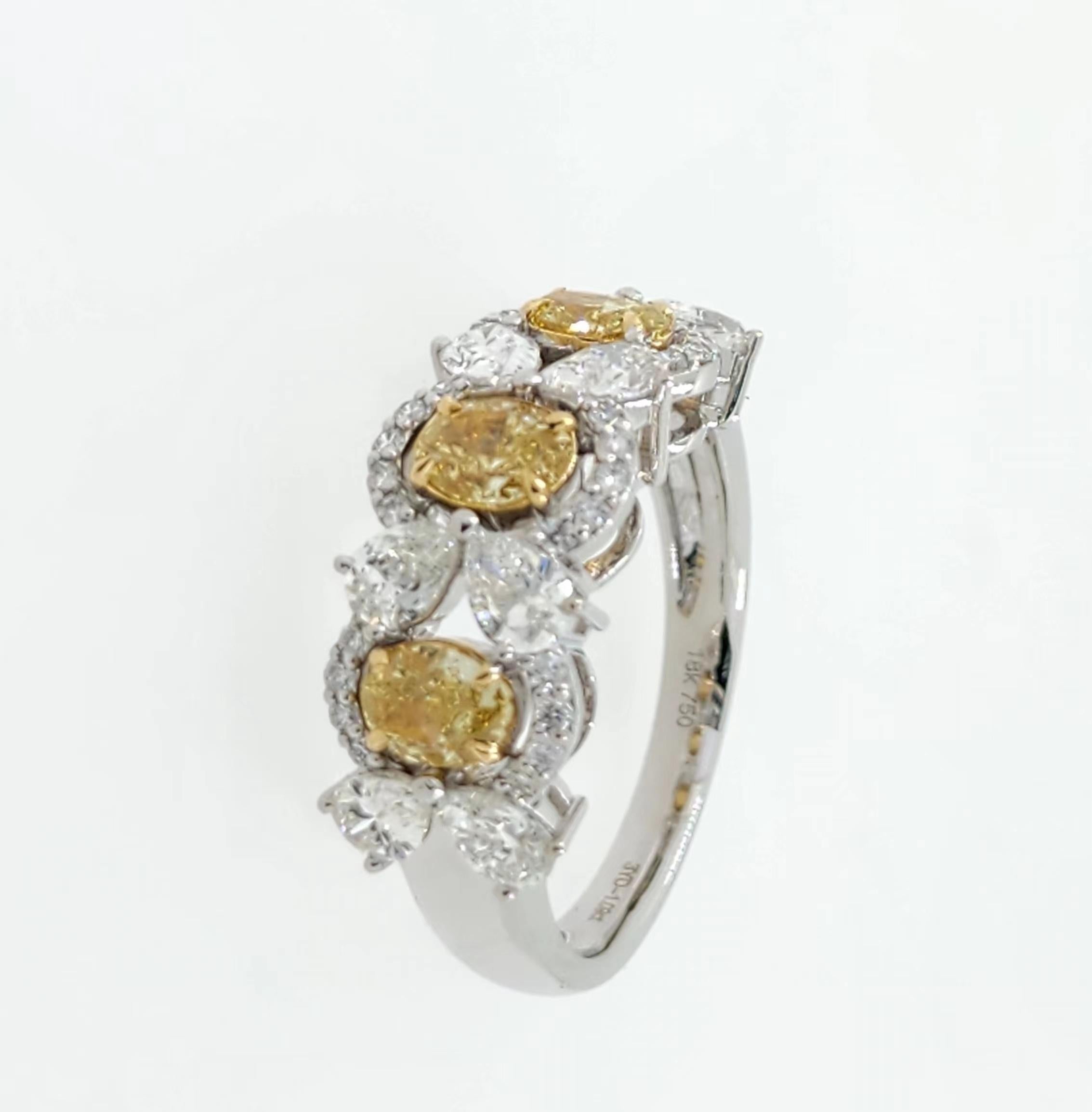 IGI Certified 2.33 Carat Yellow Diamond Fancy Diamond Ring in 18 Karat Gold For Sale 1