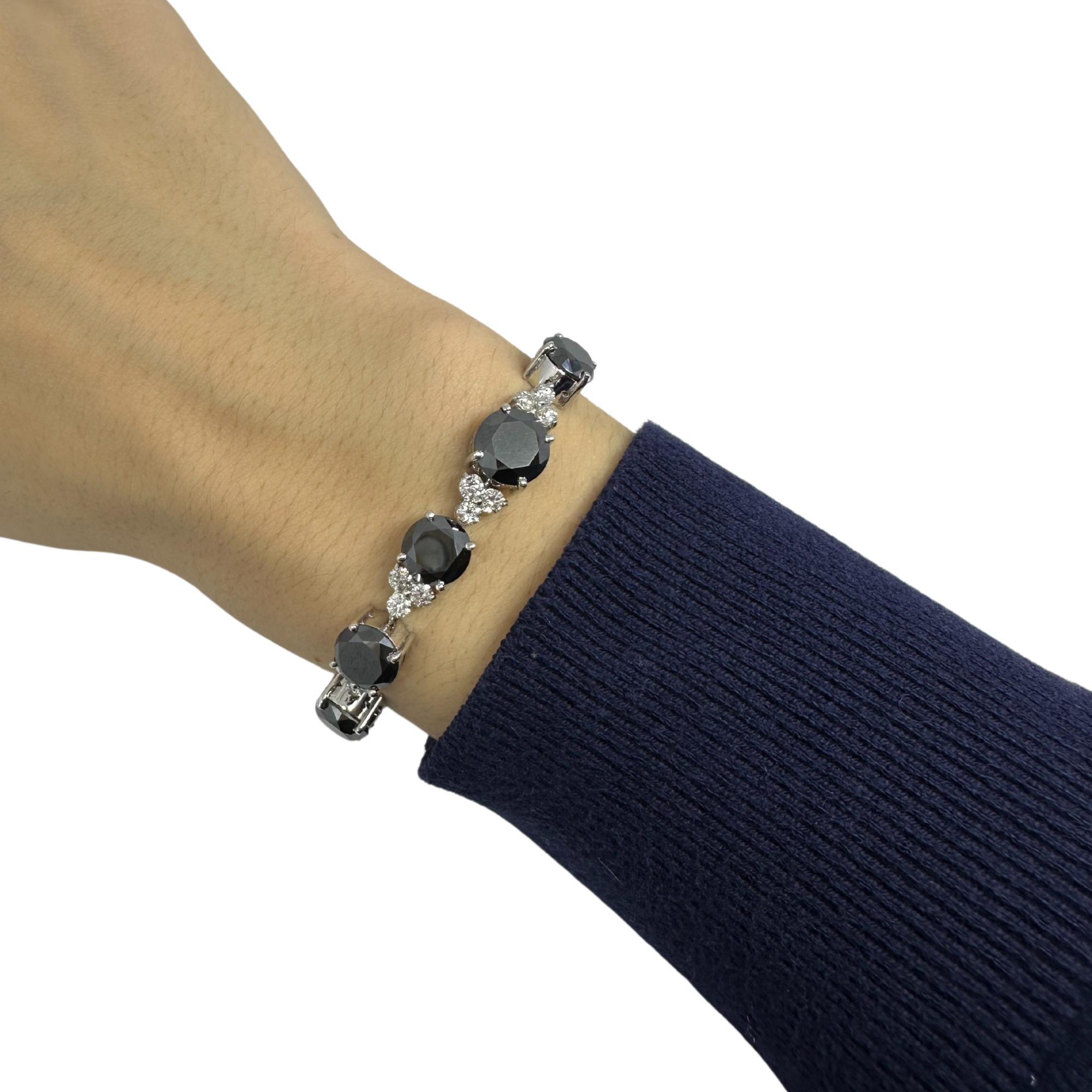 18k White Gold White and Black Diamond Bracelet In Good Condition For Sale In New York, NY