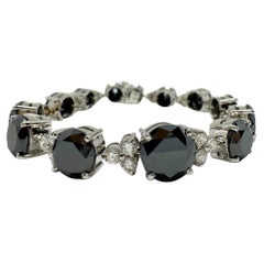 Armband aus 18 Karat Weißgold mit weißen und schwarzen Diamanten
