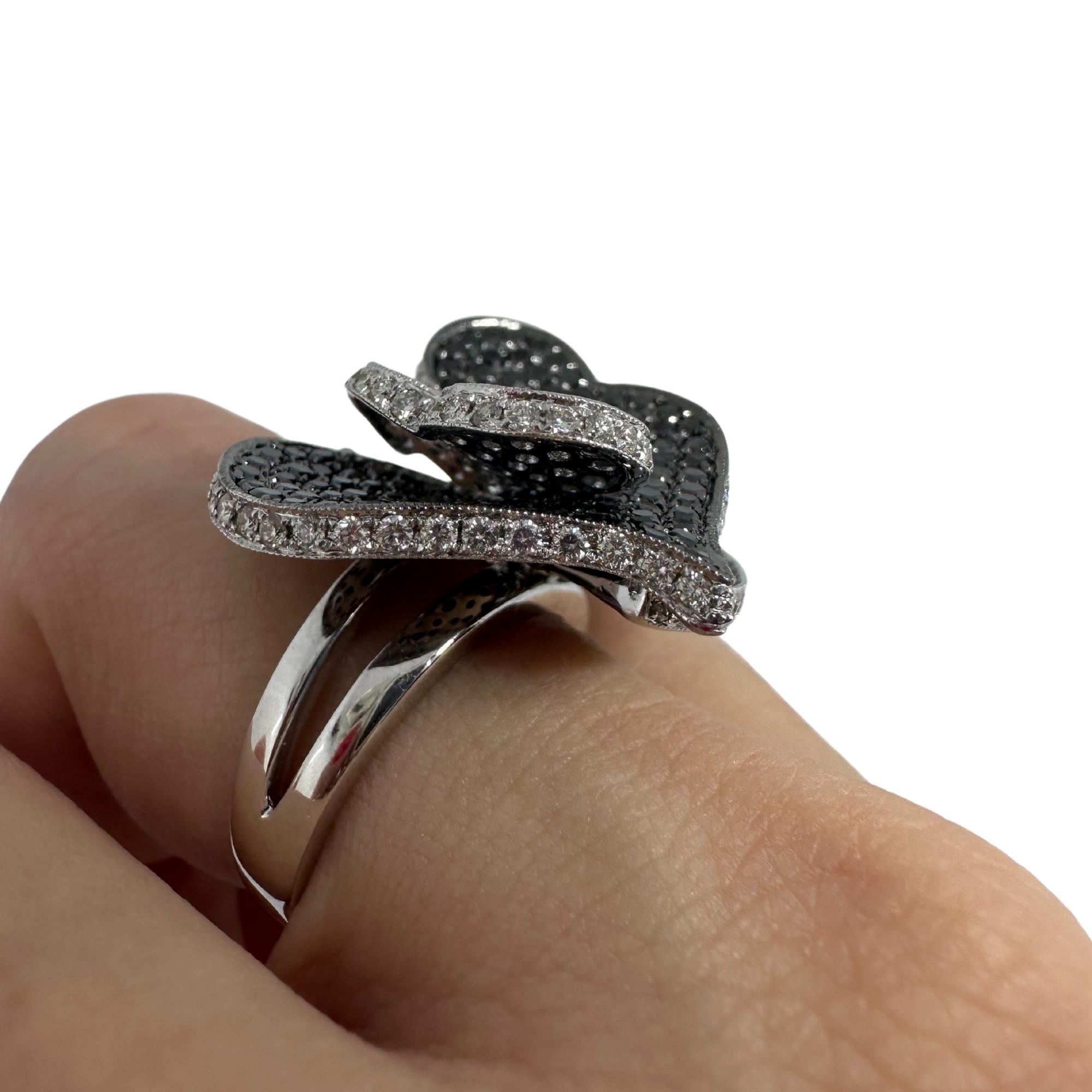 Anello da cocktail con cuore di diamanti bianchi e neri in oro bianco 18 carati in vendita 5