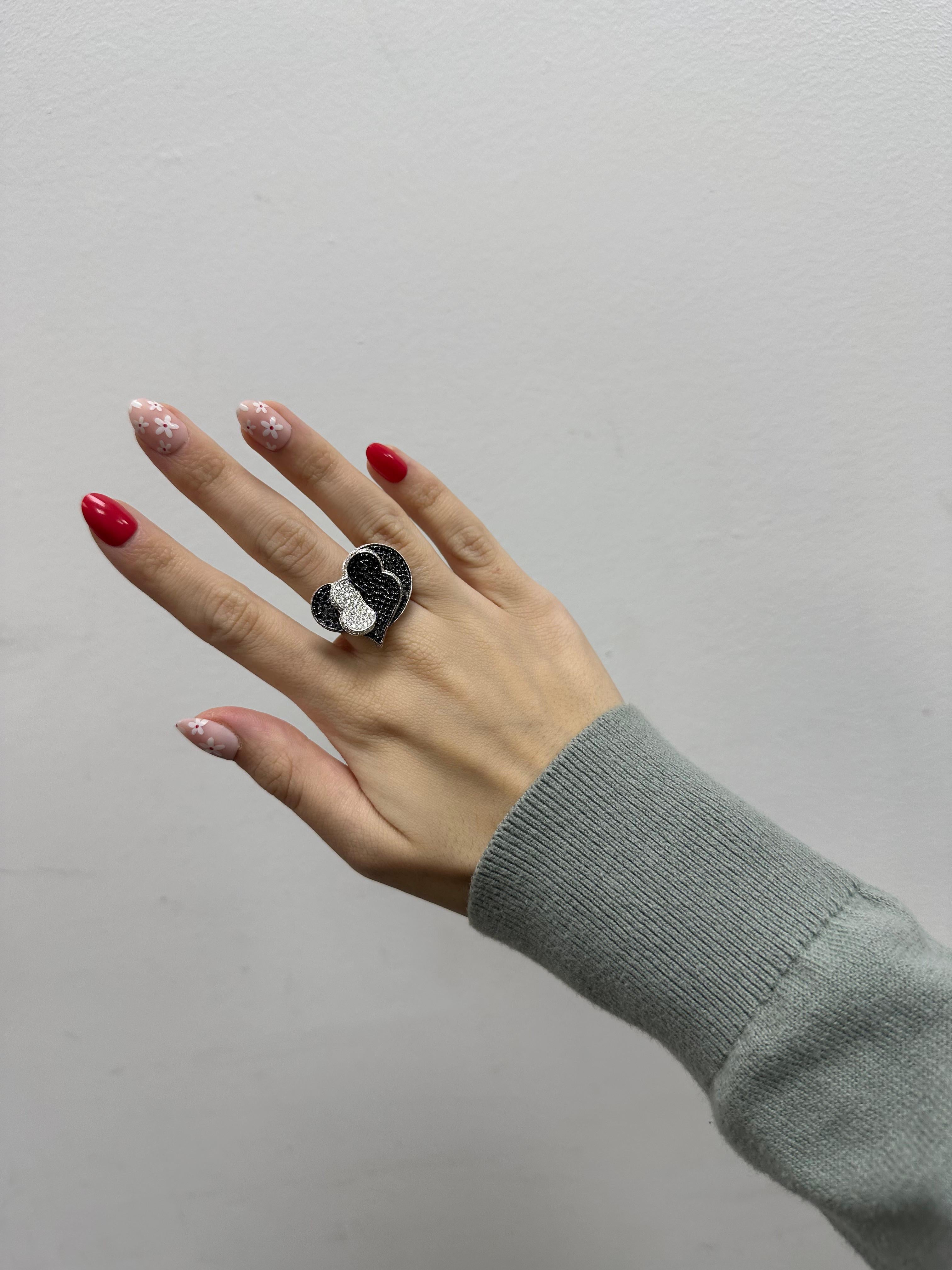 Anello da cocktail con cuore di diamanti bianchi e neri in oro bianco 18 carati In condizioni buone in vendita a New York, NY