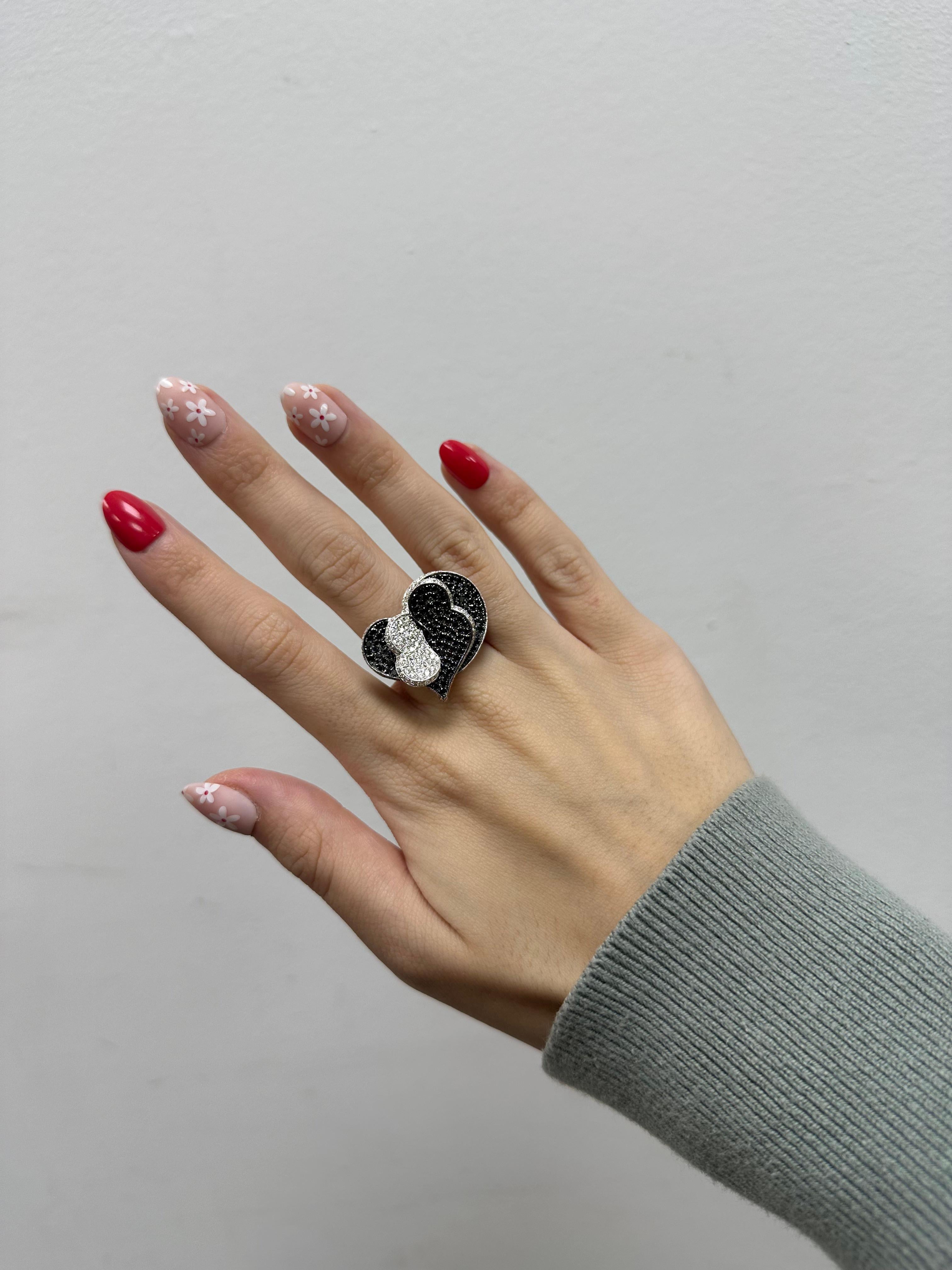 Donna Anello da cocktail con cuore di diamanti bianchi e neri in oro bianco 18 carati in vendita