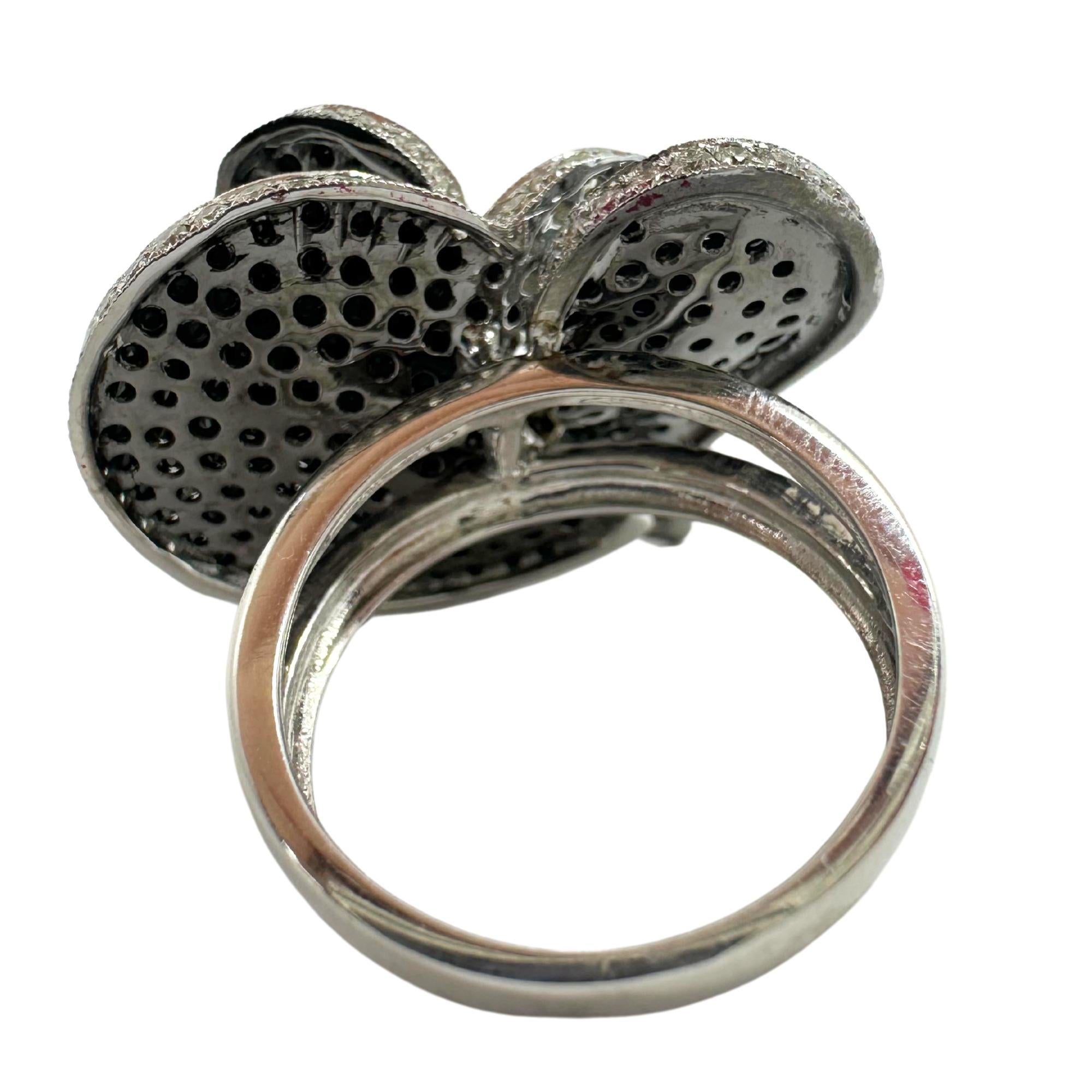 Anello da cocktail con cuore di diamanti bianchi e neri in oro bianco 18 carati in vendita 1