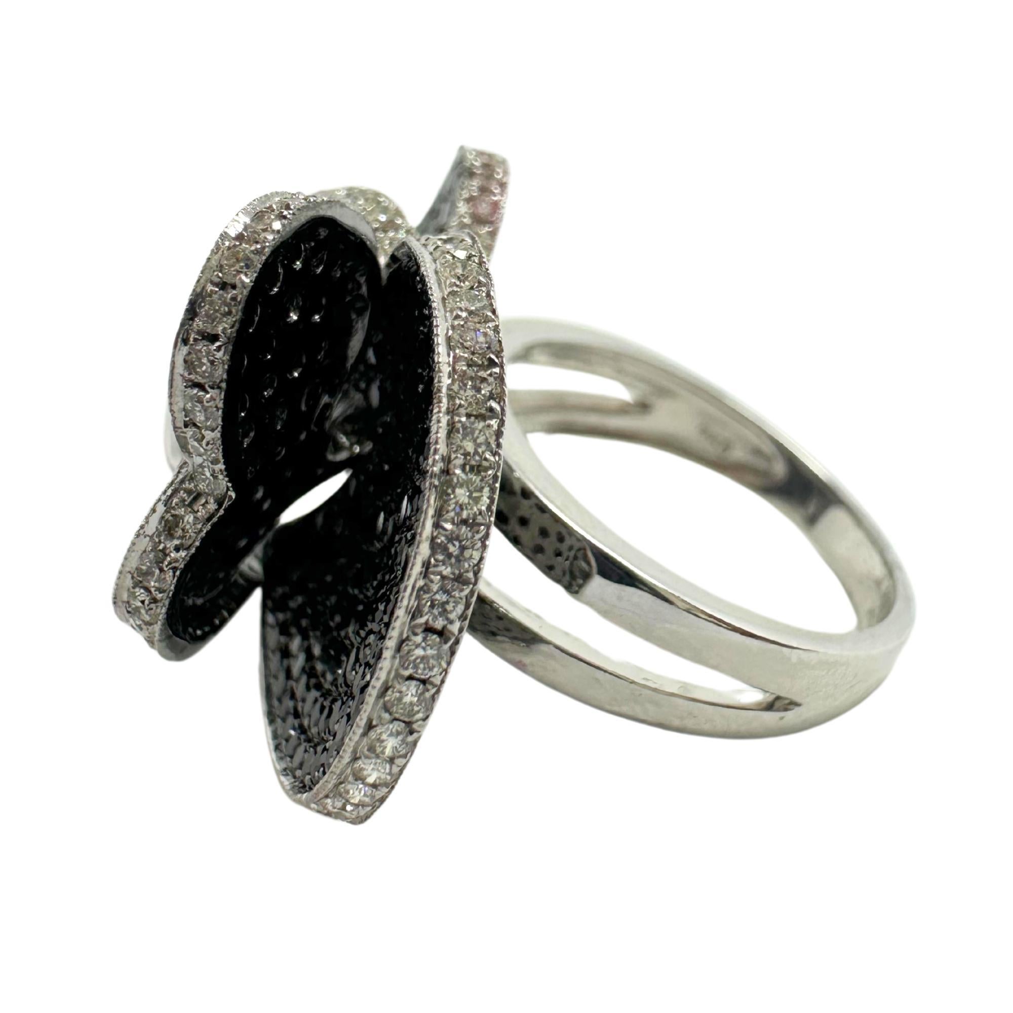 Anello da cocktail con cuore di diamanti bianchi e neri in oro bianco 18 carati in vendita 2